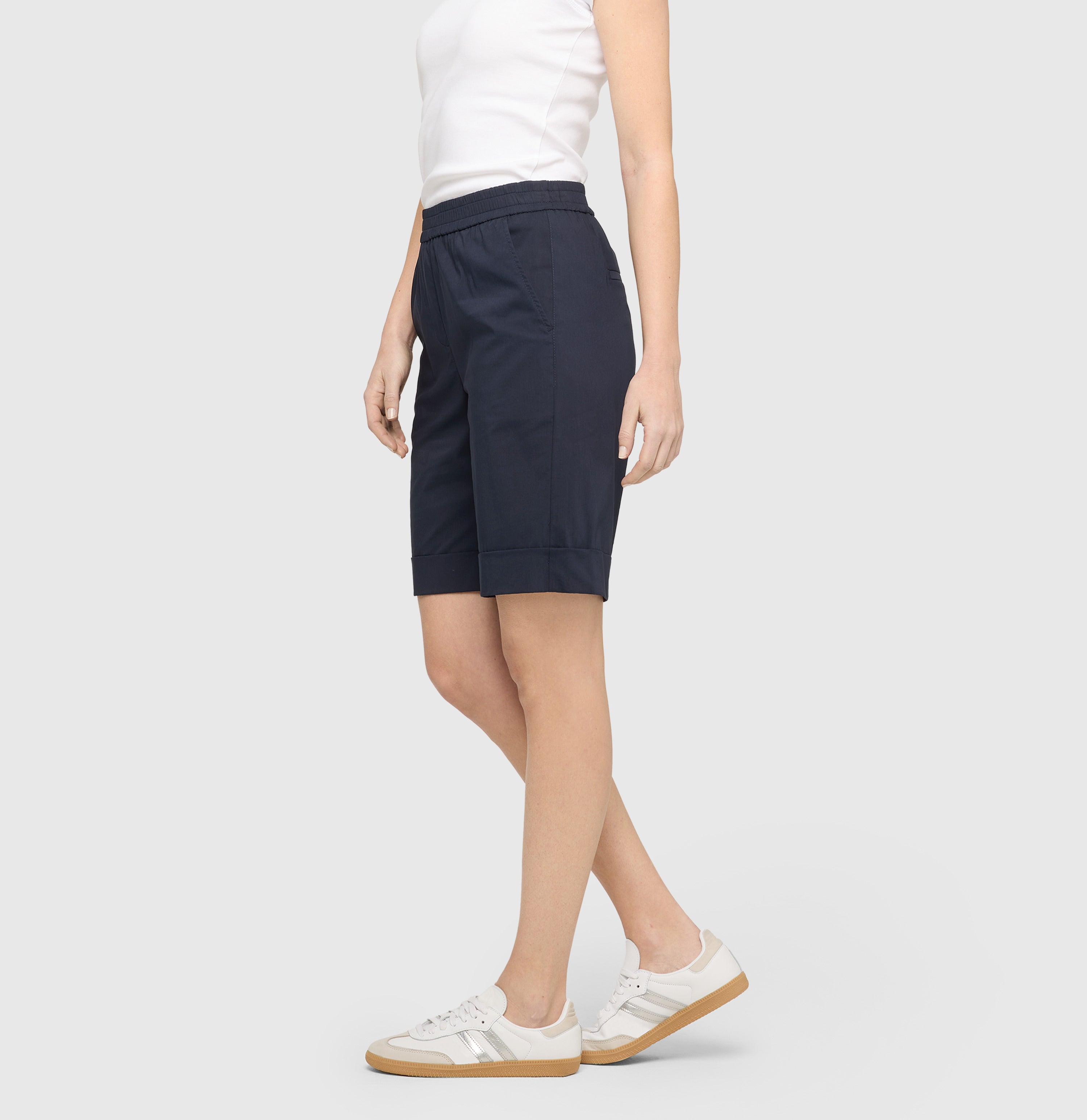 Ultra light shorts with elastic waistband. | SALLY SHORTY | dark blue | Side view of model