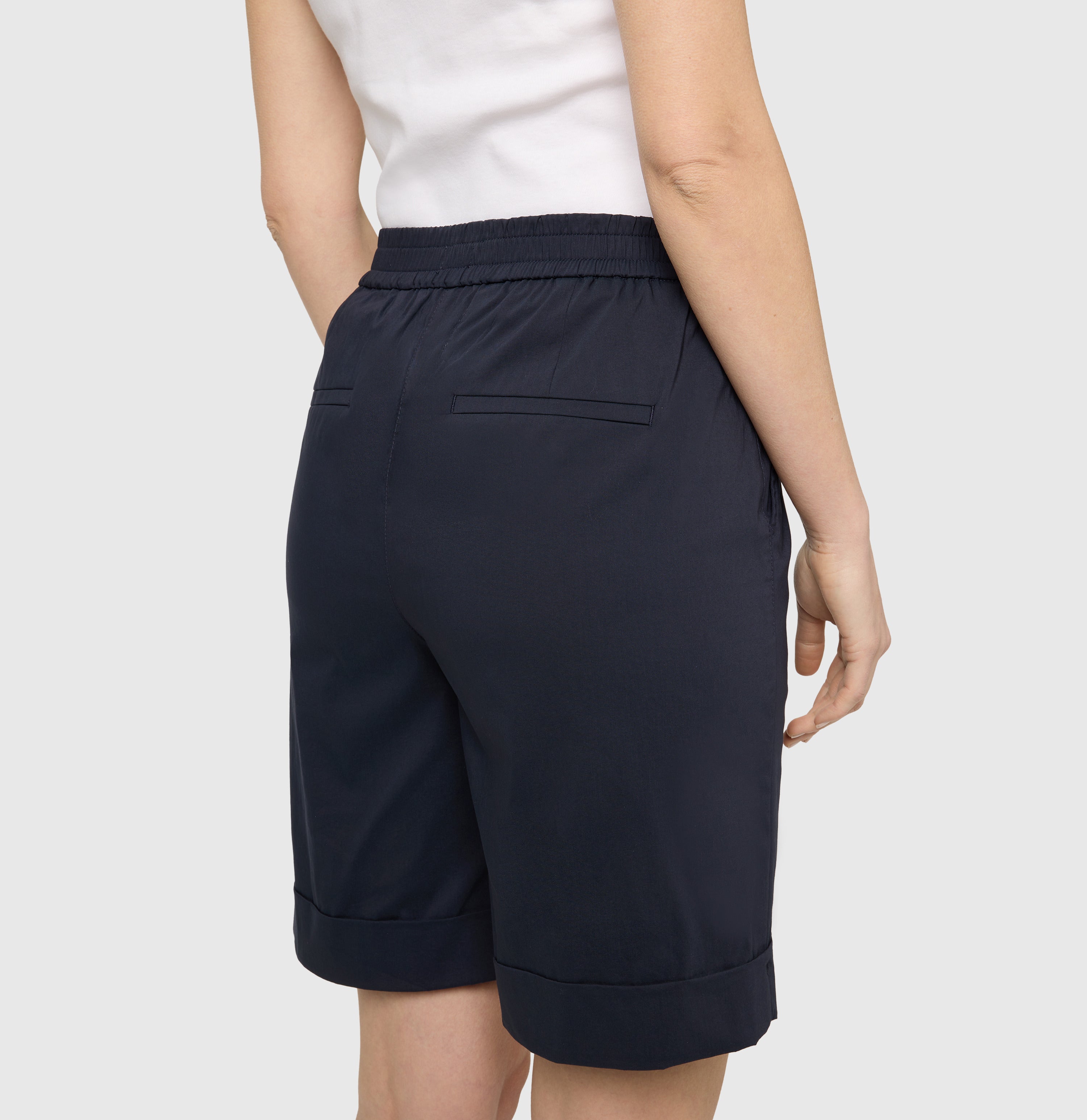 Ultra light shorts with elastic waistband. | SALLY SHORTY | dark blue | Detailed view 2 of model