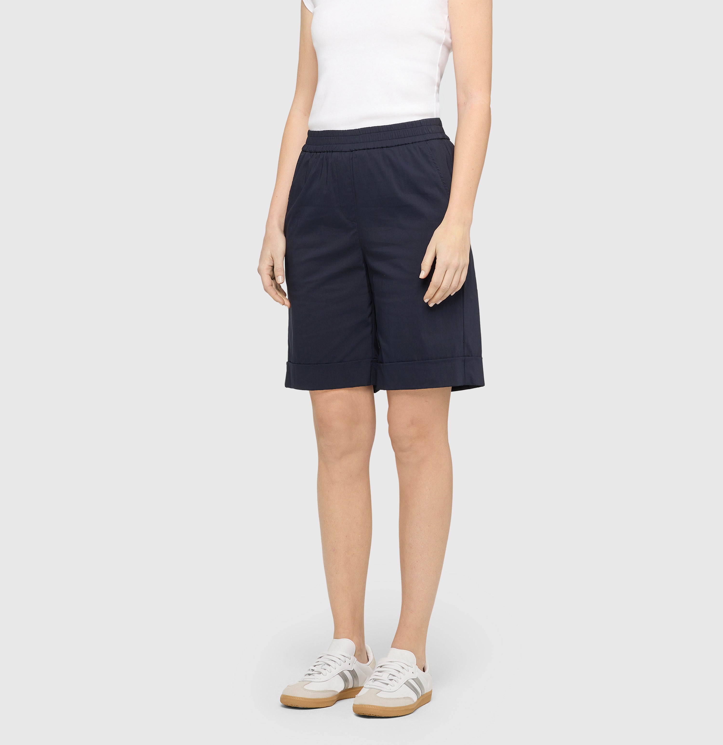 Ultra light shorts with elastic waistband. | SALLY SHORTY | dark blue | Detailed view 3 of model