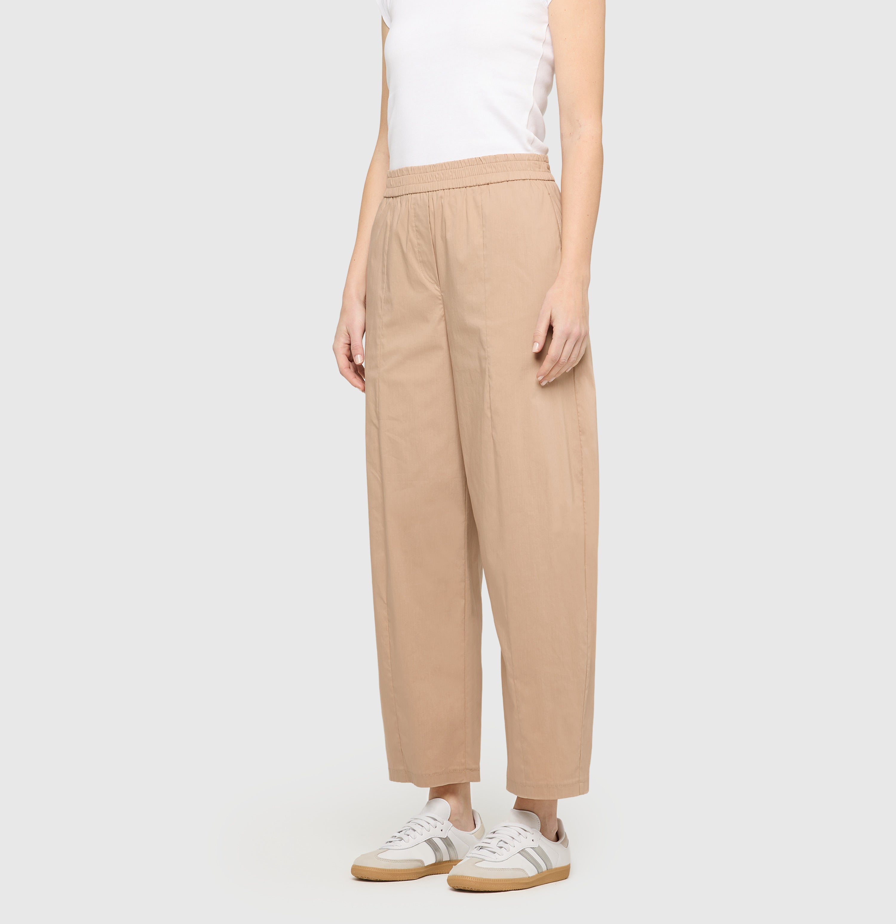 Relaxed trousers in an ultra light material. | THEA | oyster | Front view of model