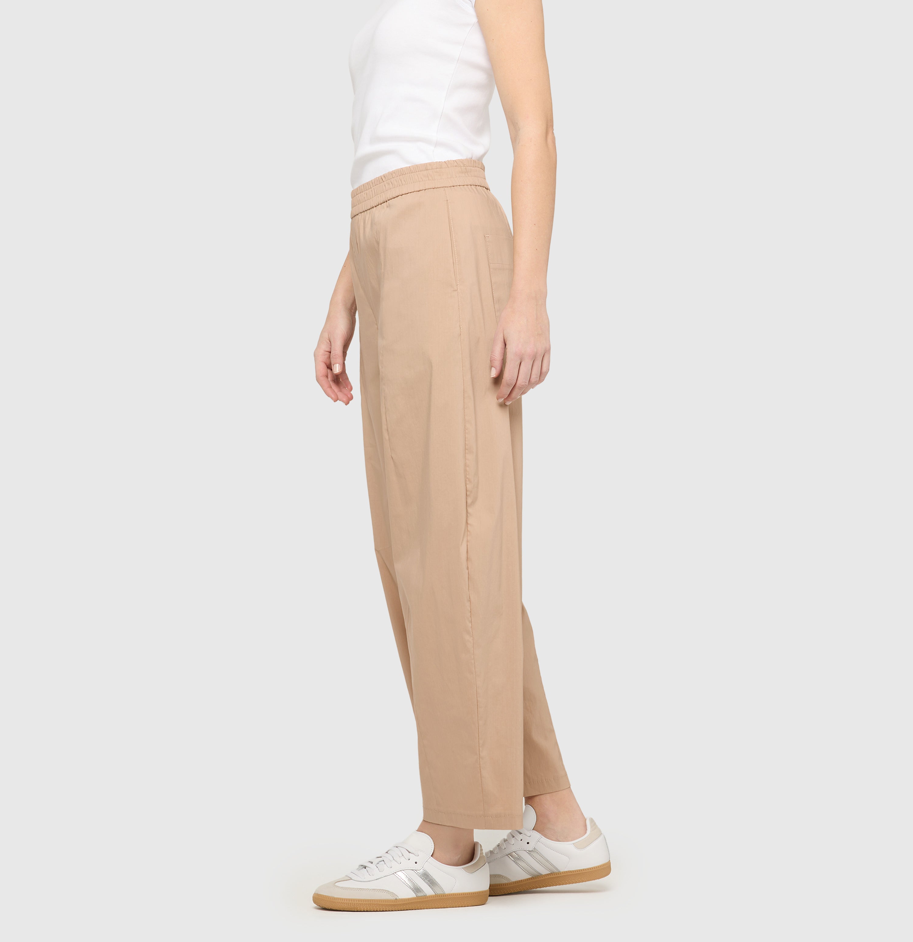 Relaxed trousers in an ultra light material. | THEA | oyster | Side view of model