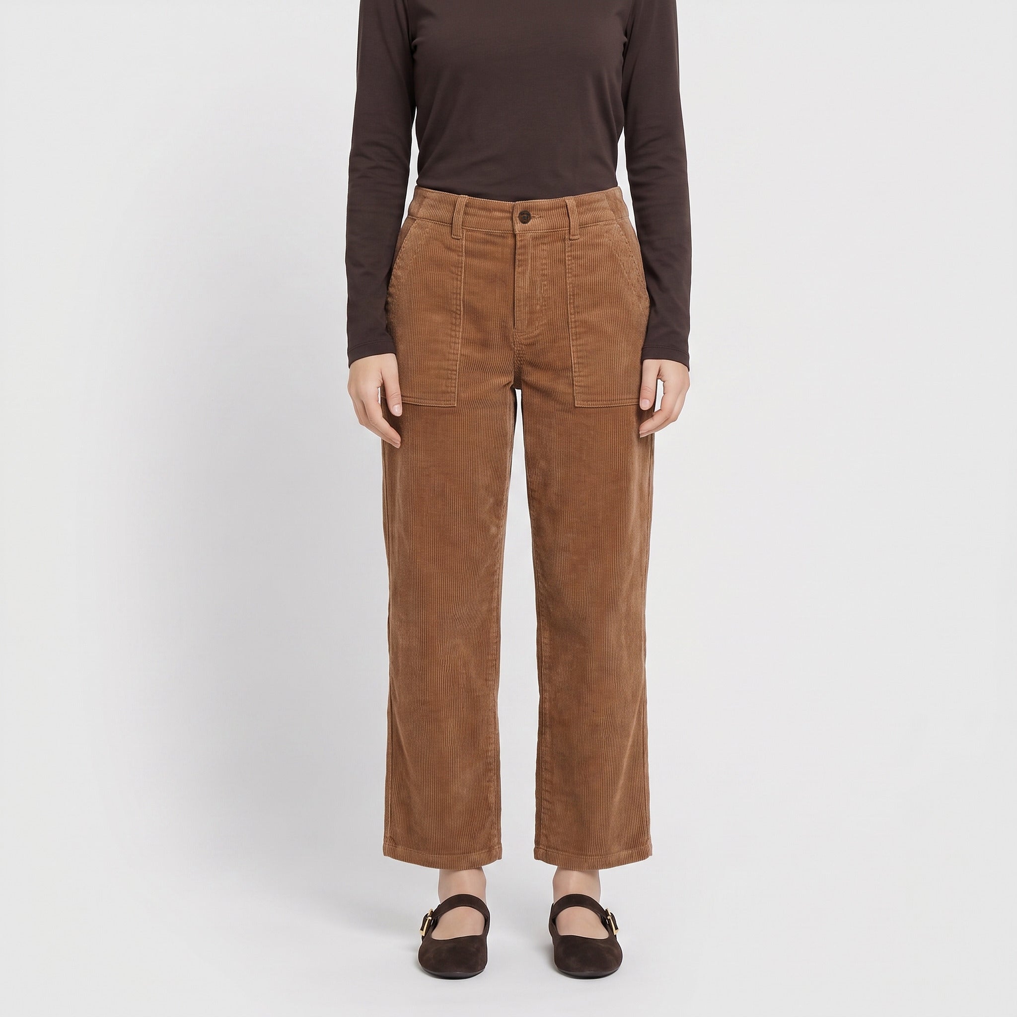 Relaxed chino made of subtly sheeny corduroy. | CHINO 2.3 modern | toasted coconut | Front view of model