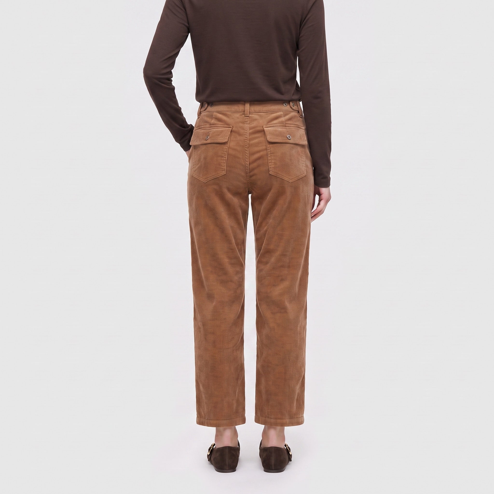 Relaxed chino made of subtly sheeny corduroy. | CHINO 2.3 modern | toasted coconut | Back view of model