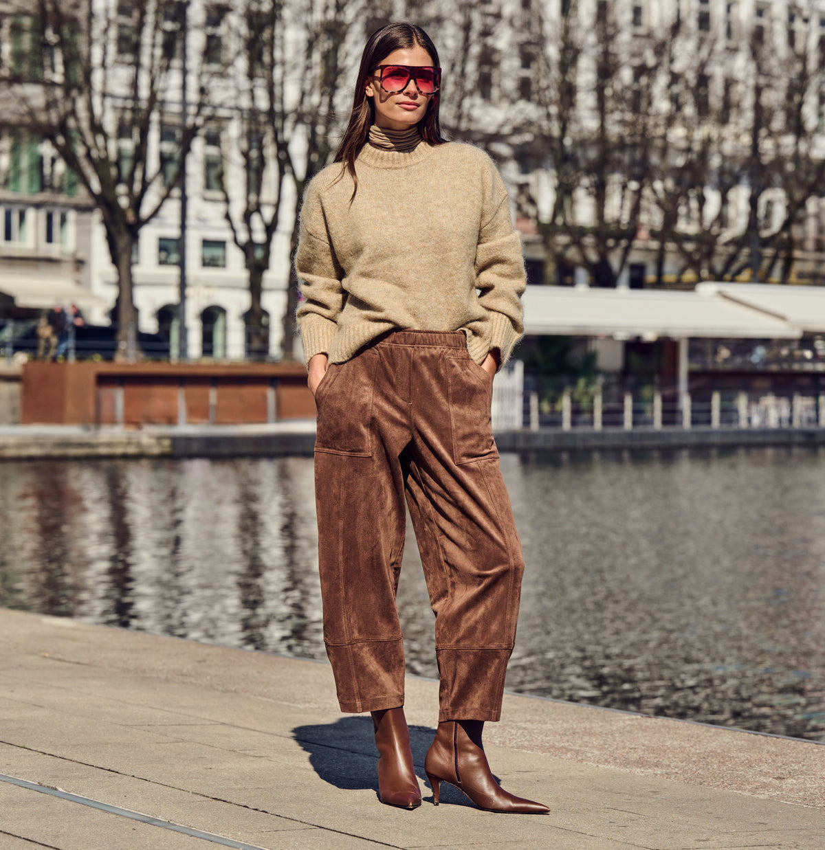 Relaxed trousers with a velour look. | TILDA worker | bison brown | Campaign image 3