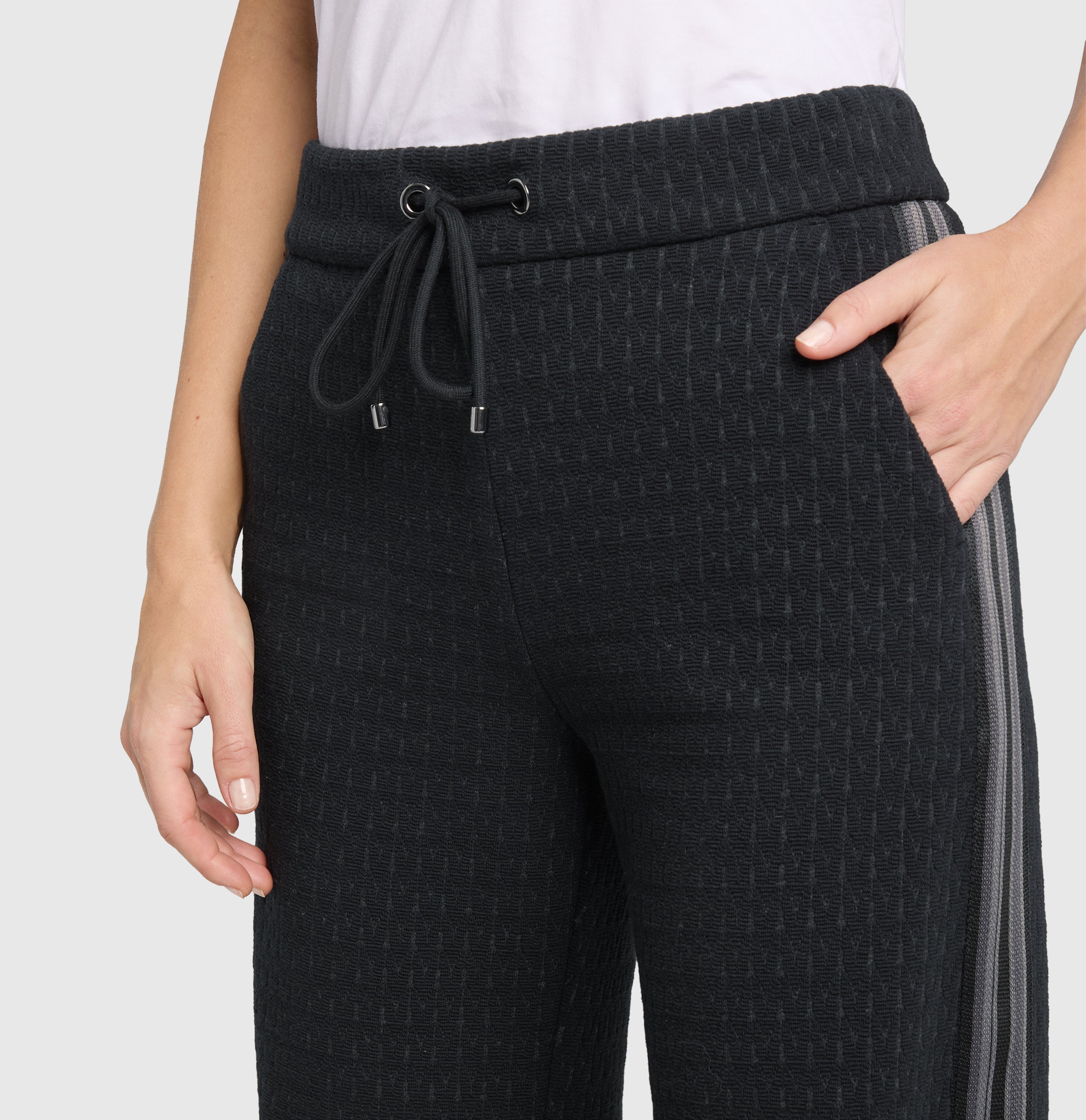 Sporty jump-in model made of premium jacquard. | CHIARA modern tape | raven jacquard | Detailed view 4 of model