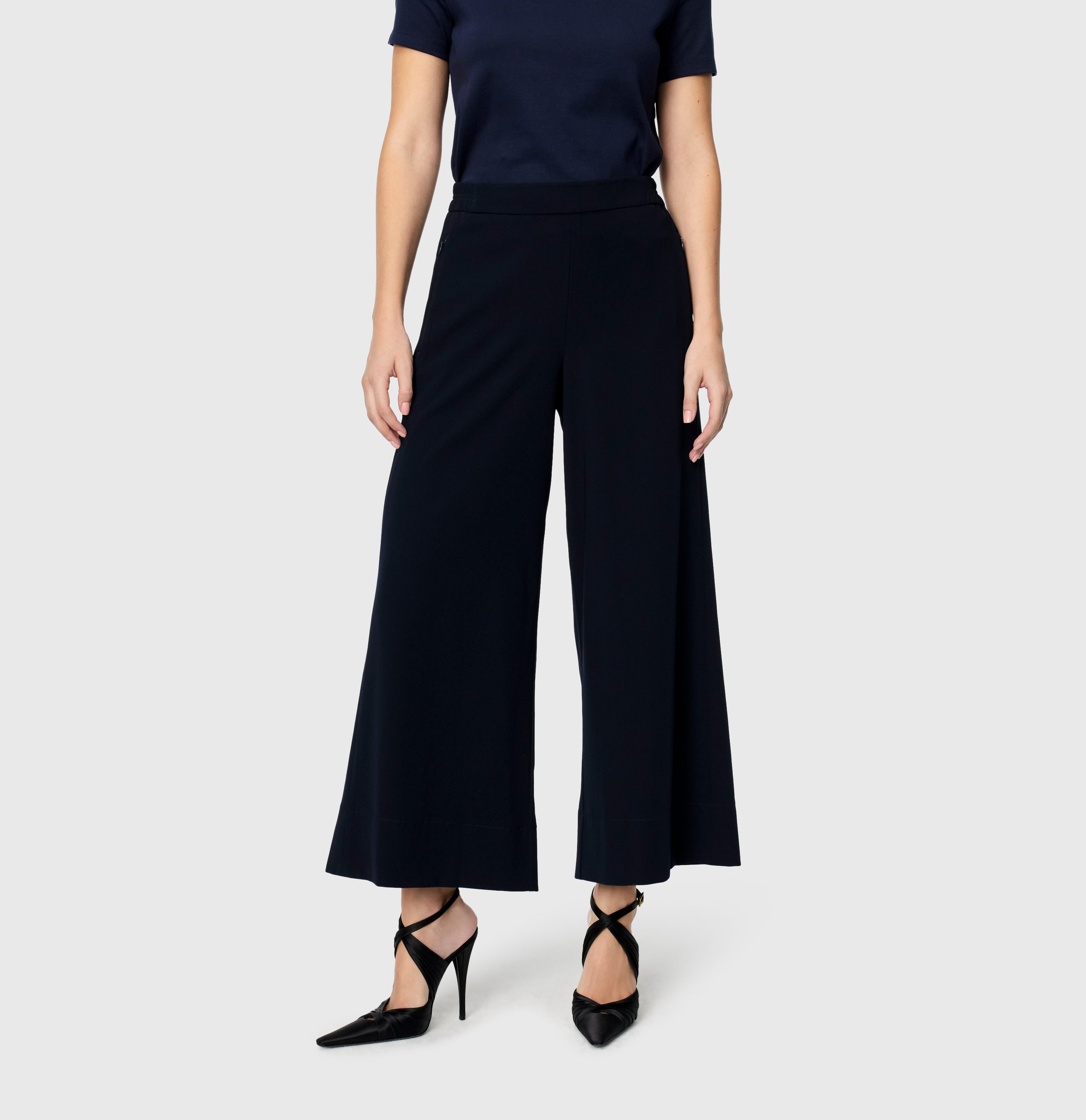 Culotte made from lightweight floating crepe. | CORALIE cropped | dark blue | Front view of model
