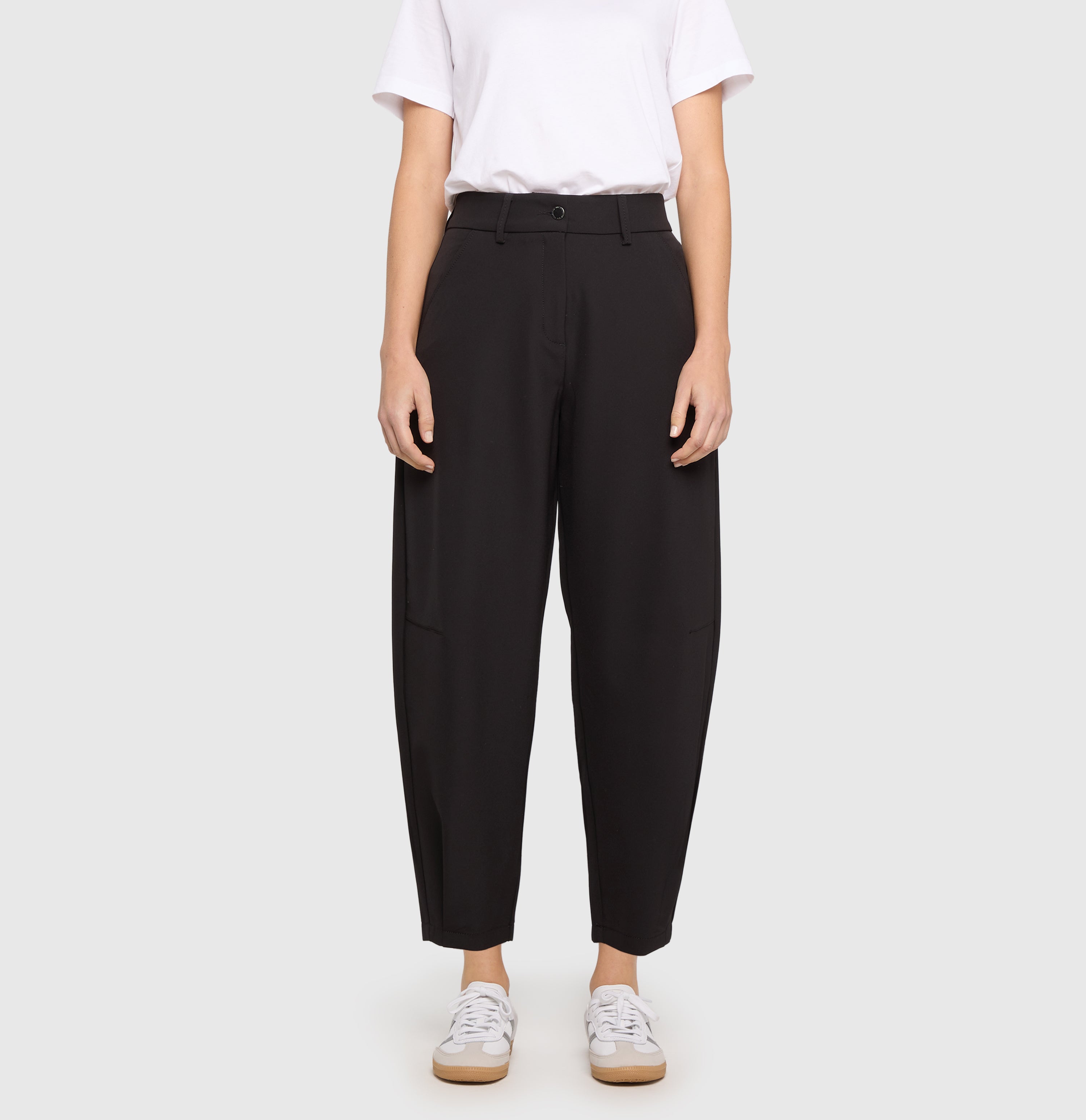 Barrel trousers in an elastic techno material. | TILDA | black | Front view of model