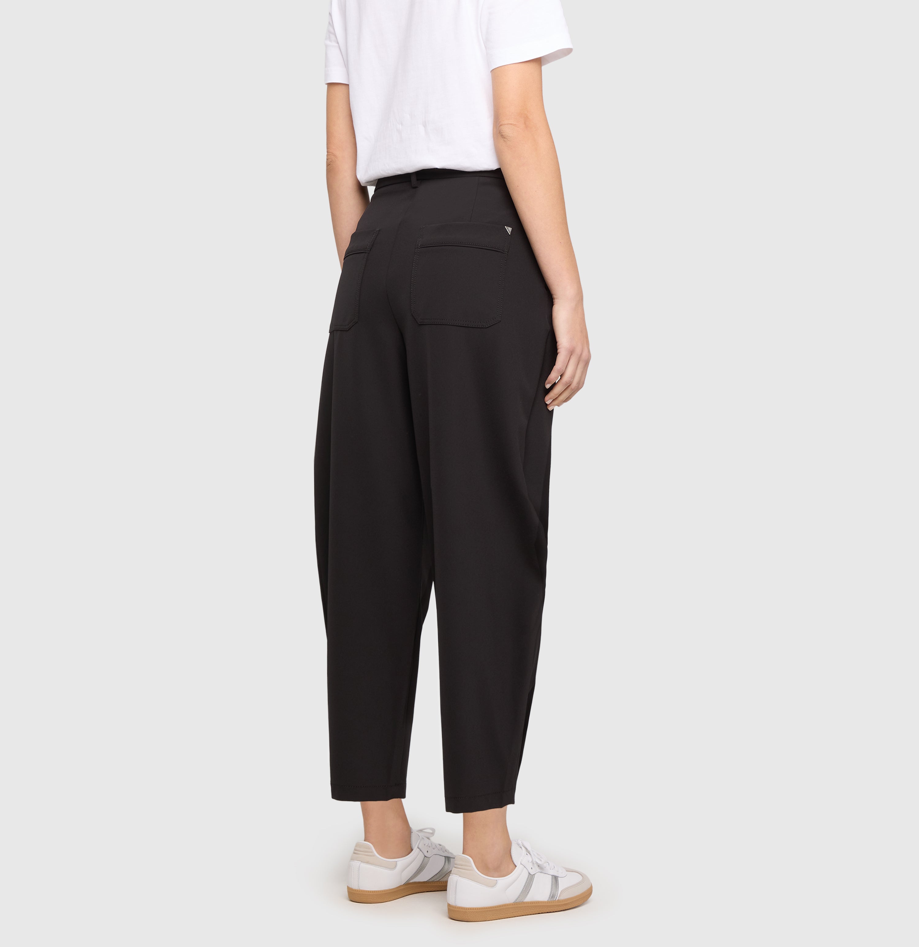 Barrel trousers in an elastic techno material. | TILDA | black | Back view of model