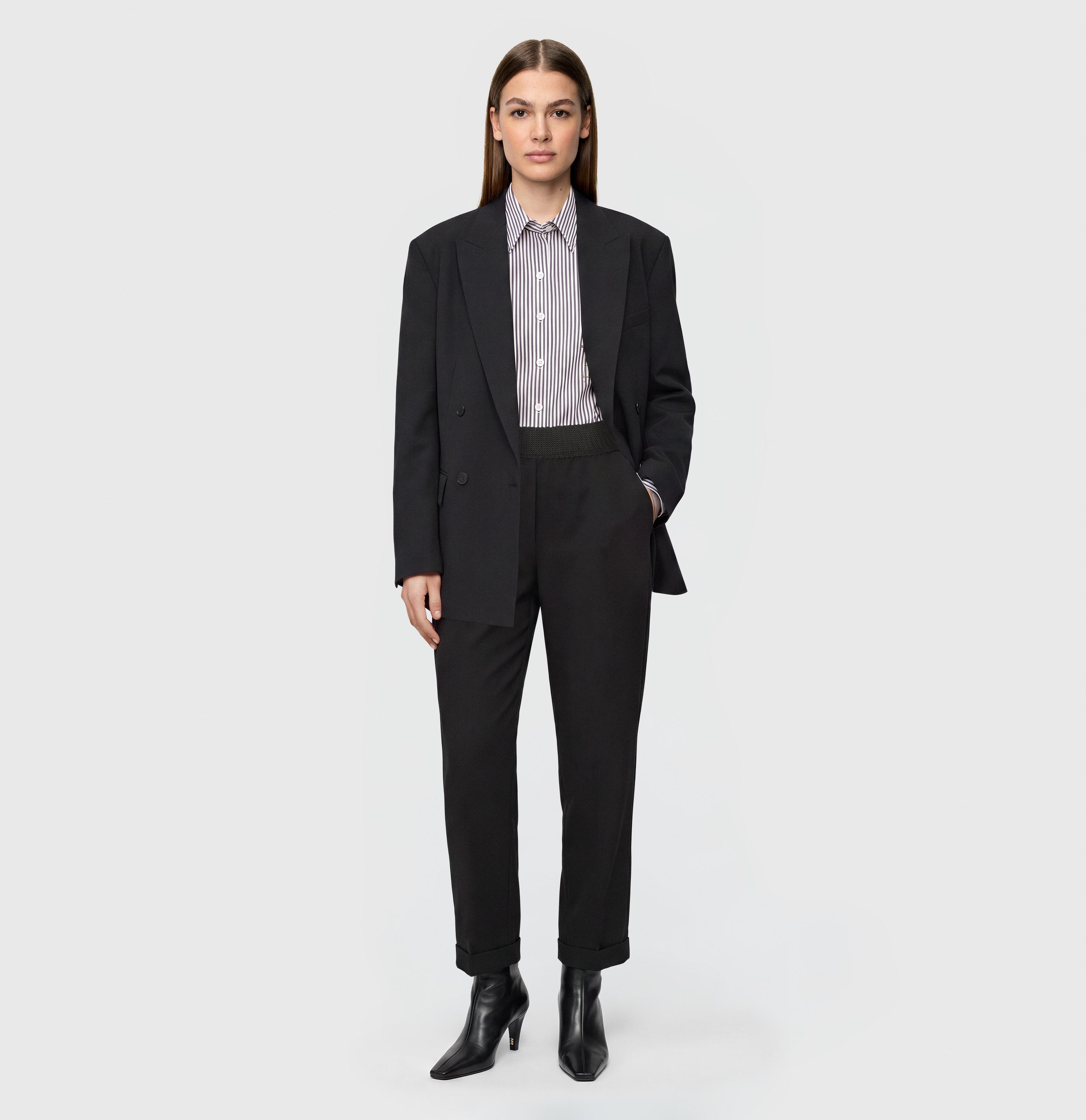 Chino in a light flannel material. | CHINO SMART | black | Full-body of model
