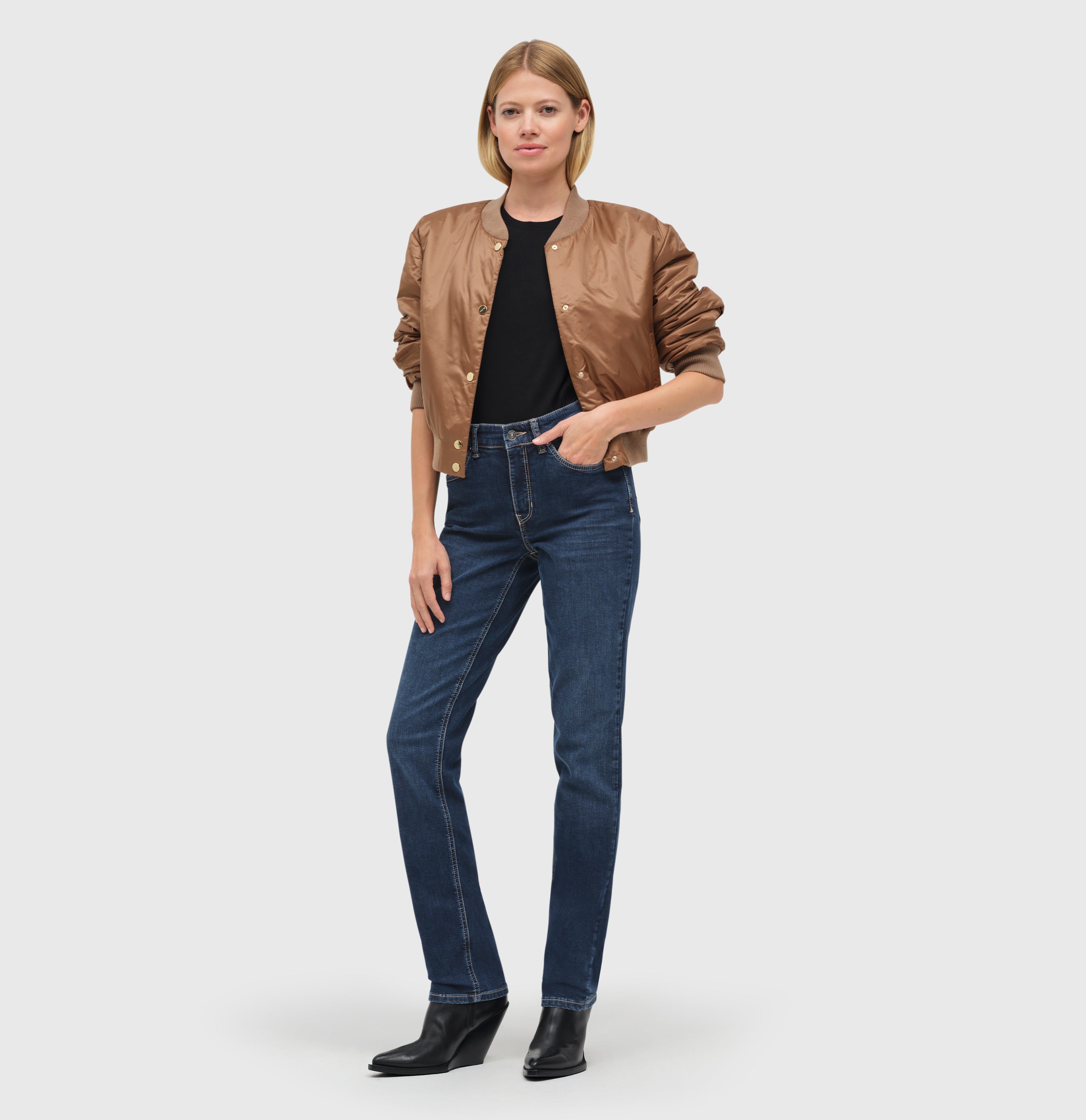 Straight jeans with slightly higher waist. | MELANIE | new basic wash | Full-body of model