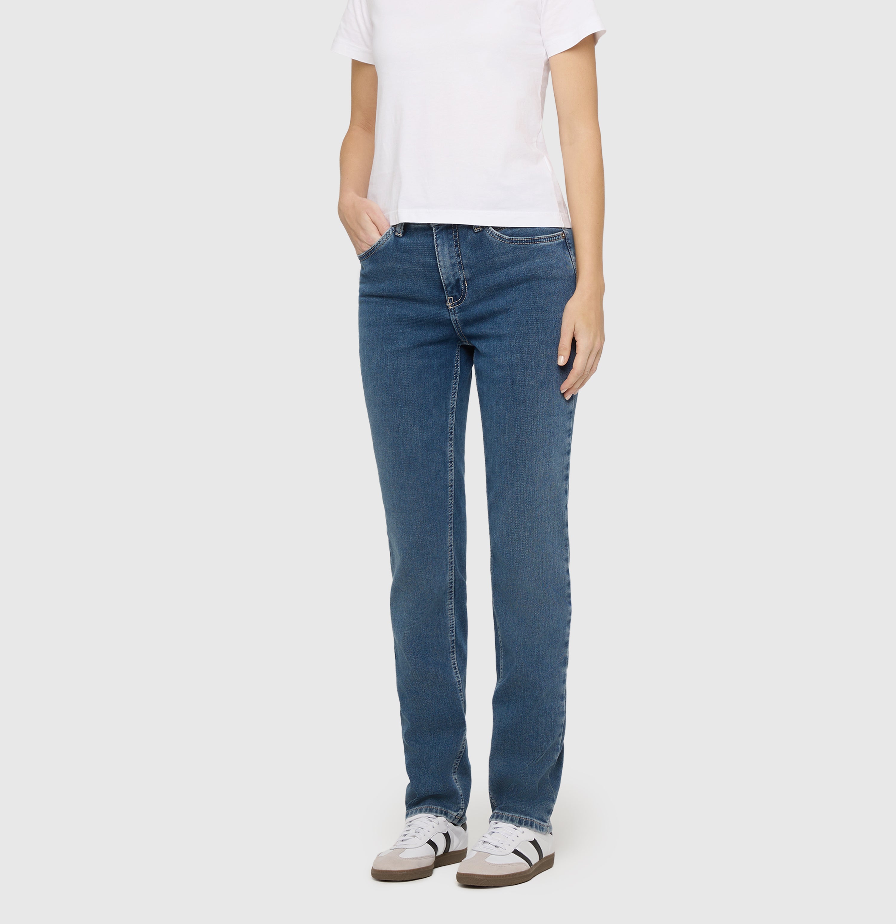 Straight jeans in a cosy viscose blend. | MELANIE | mid blue authentic | Front view of model