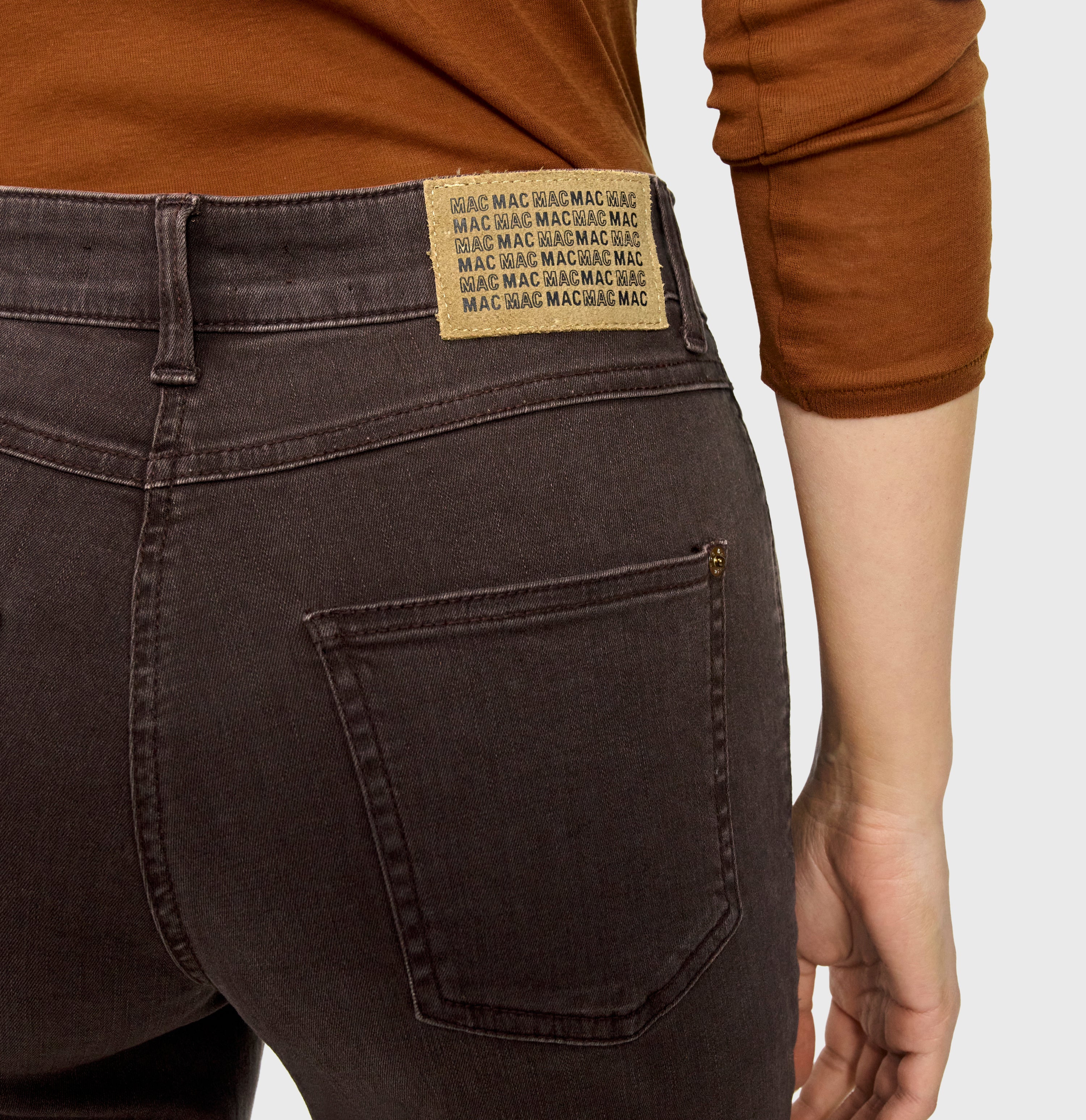 Straight fit made from comfort stretch denim. | MELANIE | brown stone wash | Detailed view 2 of model