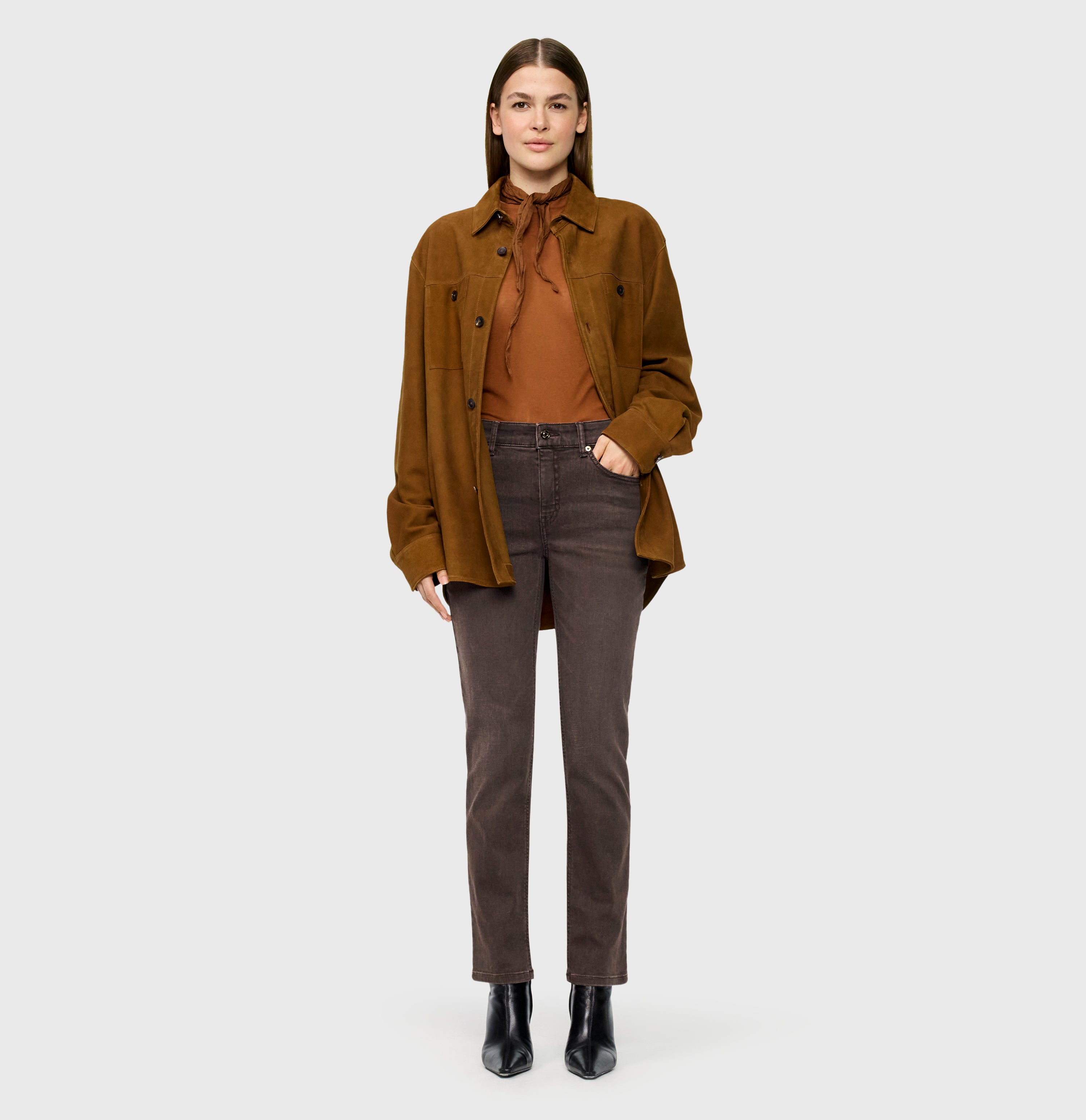 Straight fit made from comfort stretch denim. | MELANIE | brown stone wash | Full-body of model