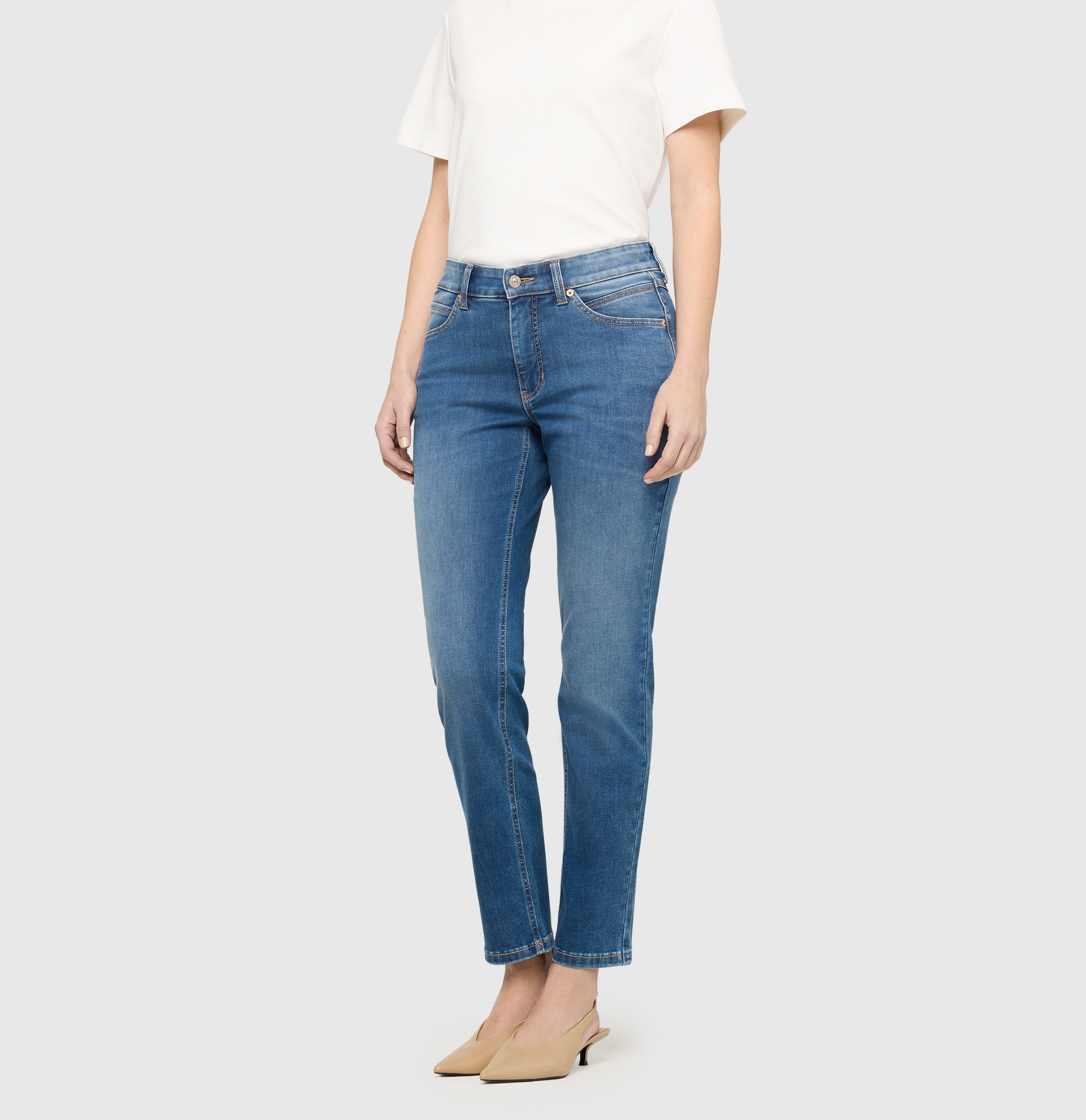 Straight fit made from comfort stretch denim. | MELANIE | mid blue use washed | Front view of model