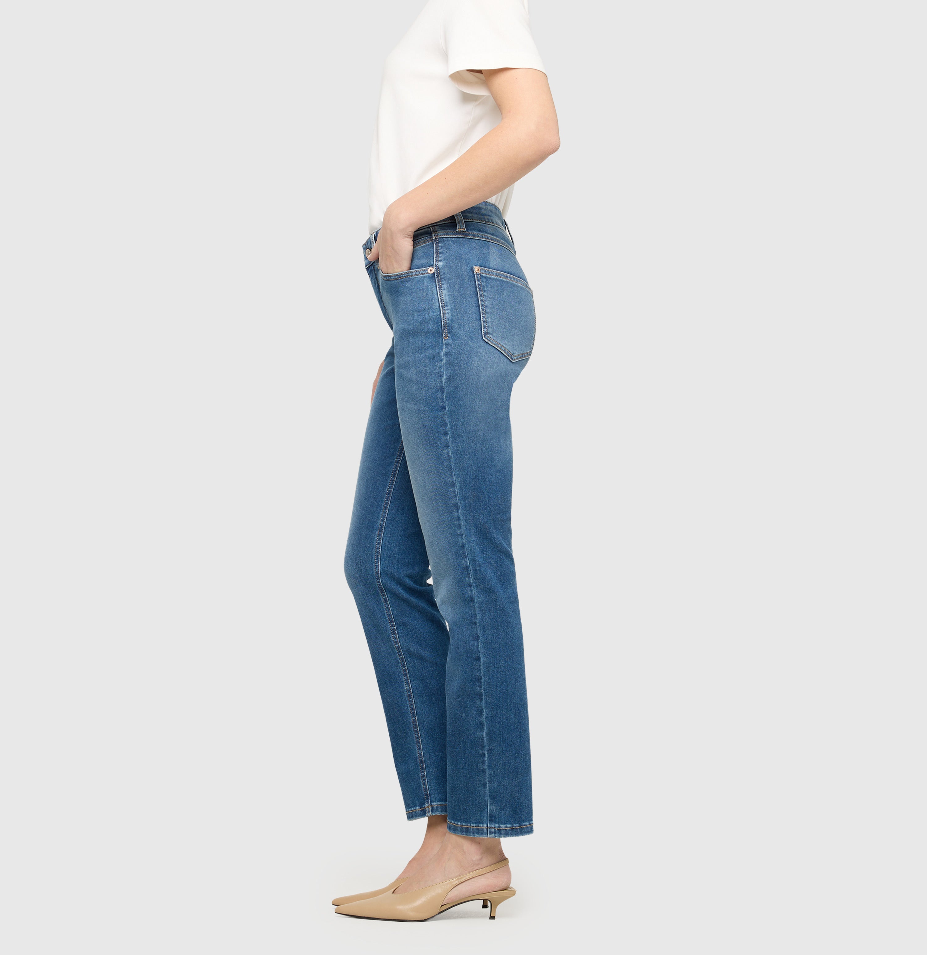 Straight fit made from comfort stretch denim. | MELANIE | mid blue use washed | Side view of model