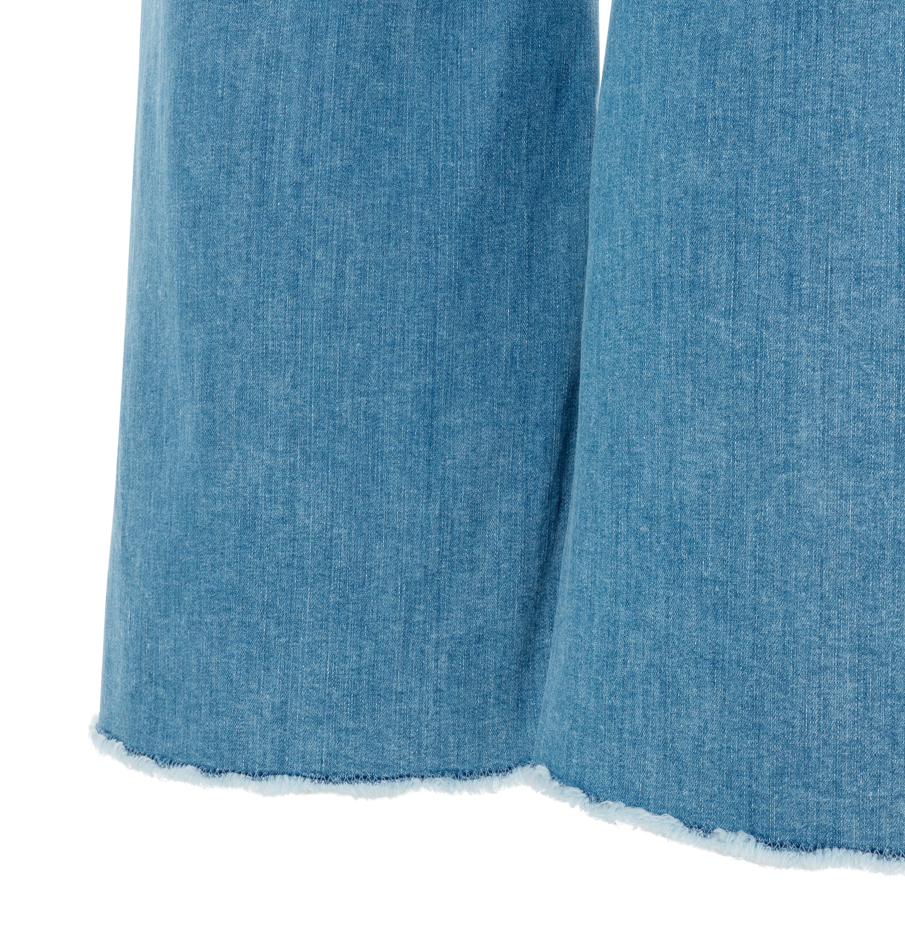 Wide jeans with patch pockets. | S-NAME | S-FBBZ | Side view of bust