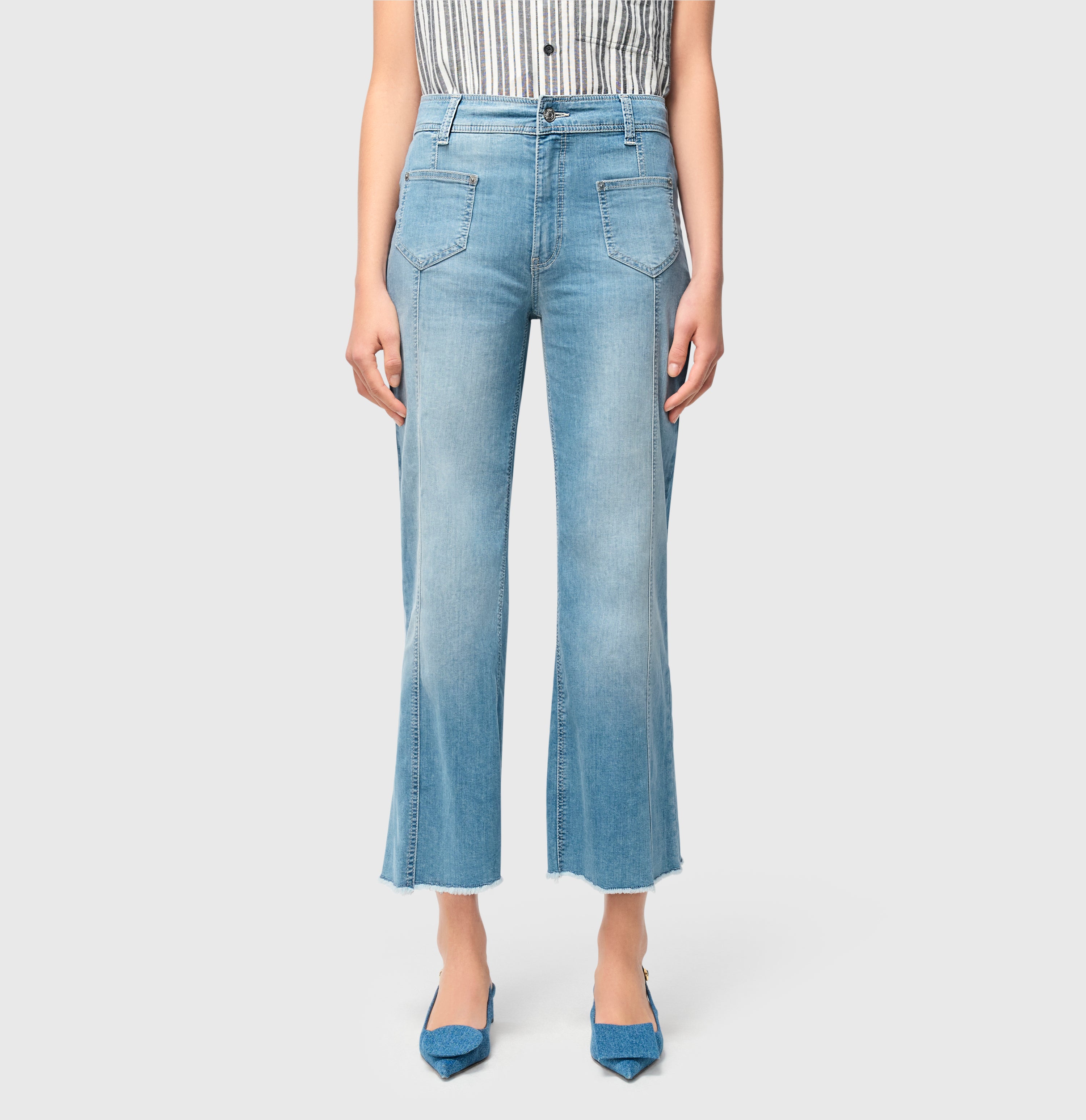 Wide jeans with patch pockets. | JAMIE cropped | blue high-low wash | Side view of model