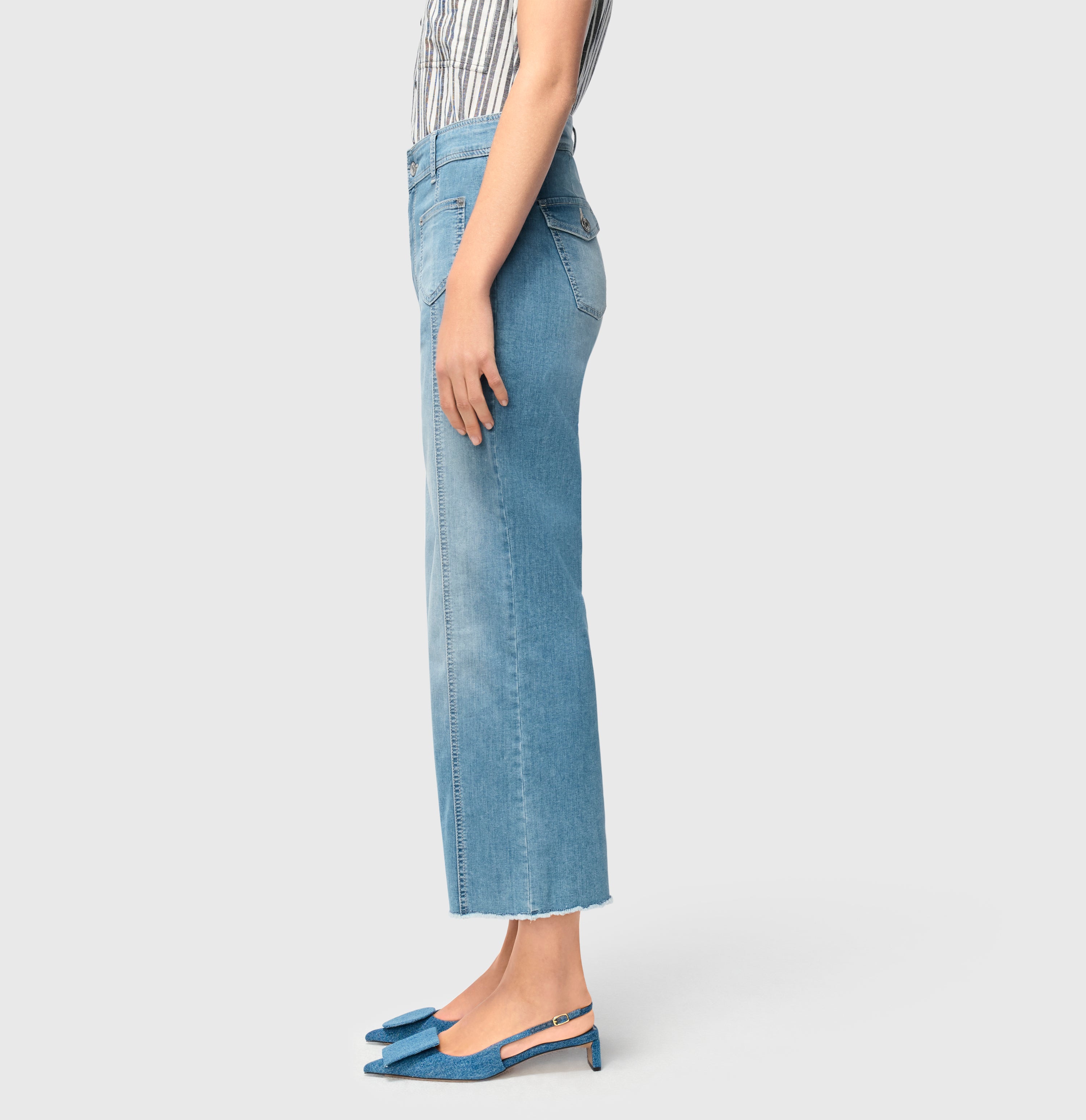 Wide jeans with patch pockets. | JAMIE cropped | blue high-low wash | Detailed view 2 of model