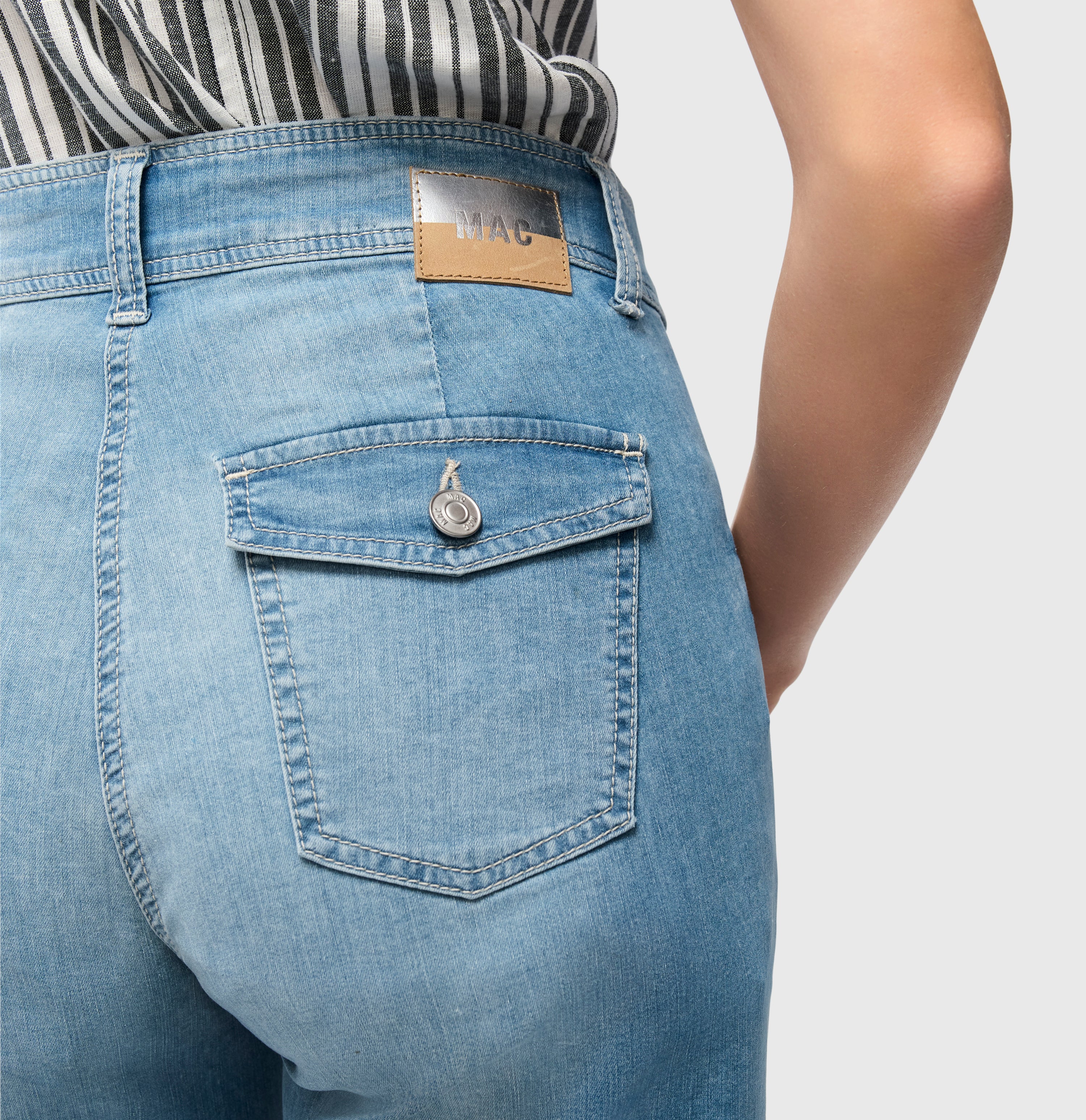 Wide jeans with patch pockets. | JAMIE cropped | blue high-low wash | Detailed view 3 of model