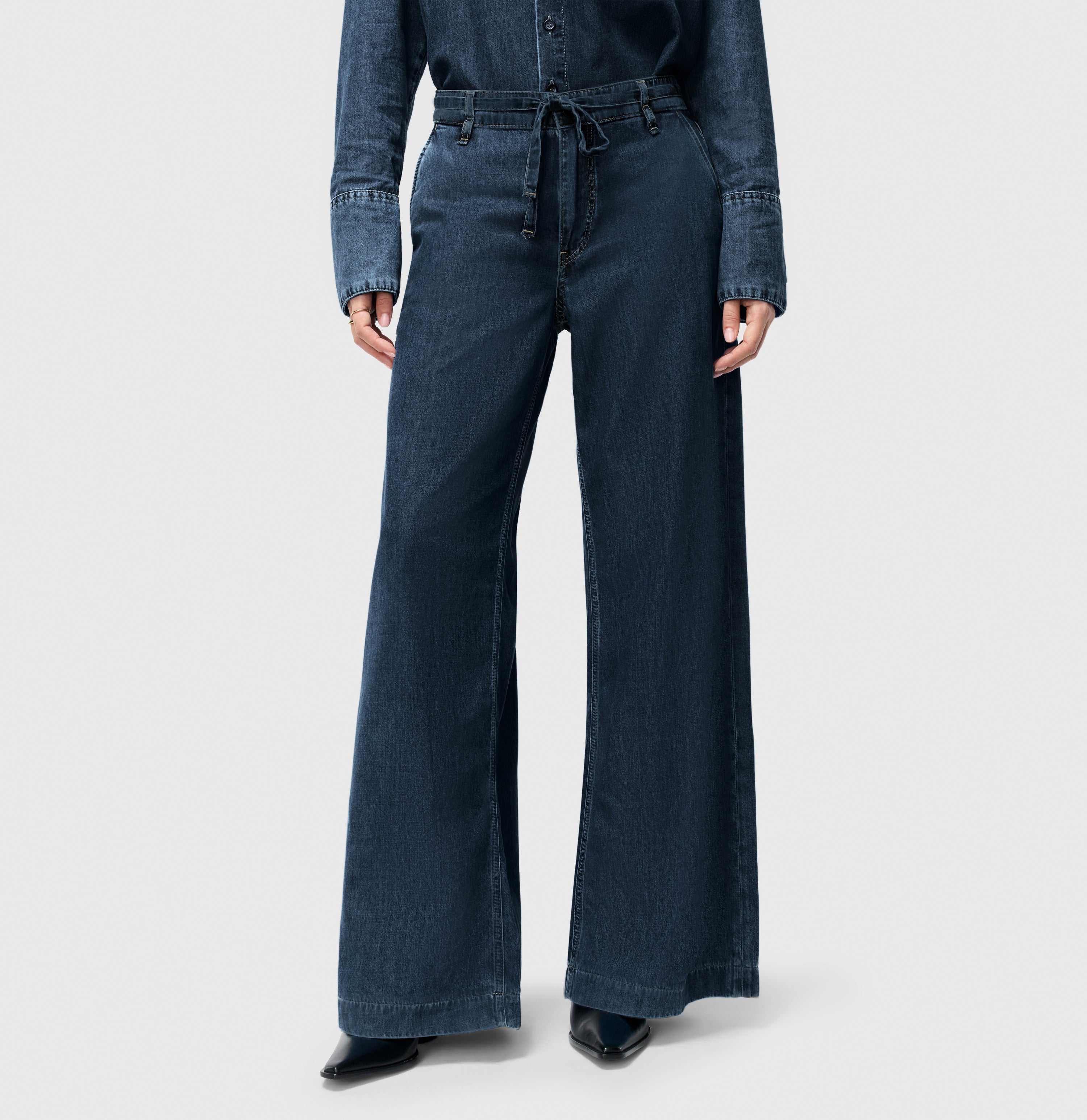 Wide, light jeans with nettle fibres. | WENDY | fashion rinsed | Side view of model