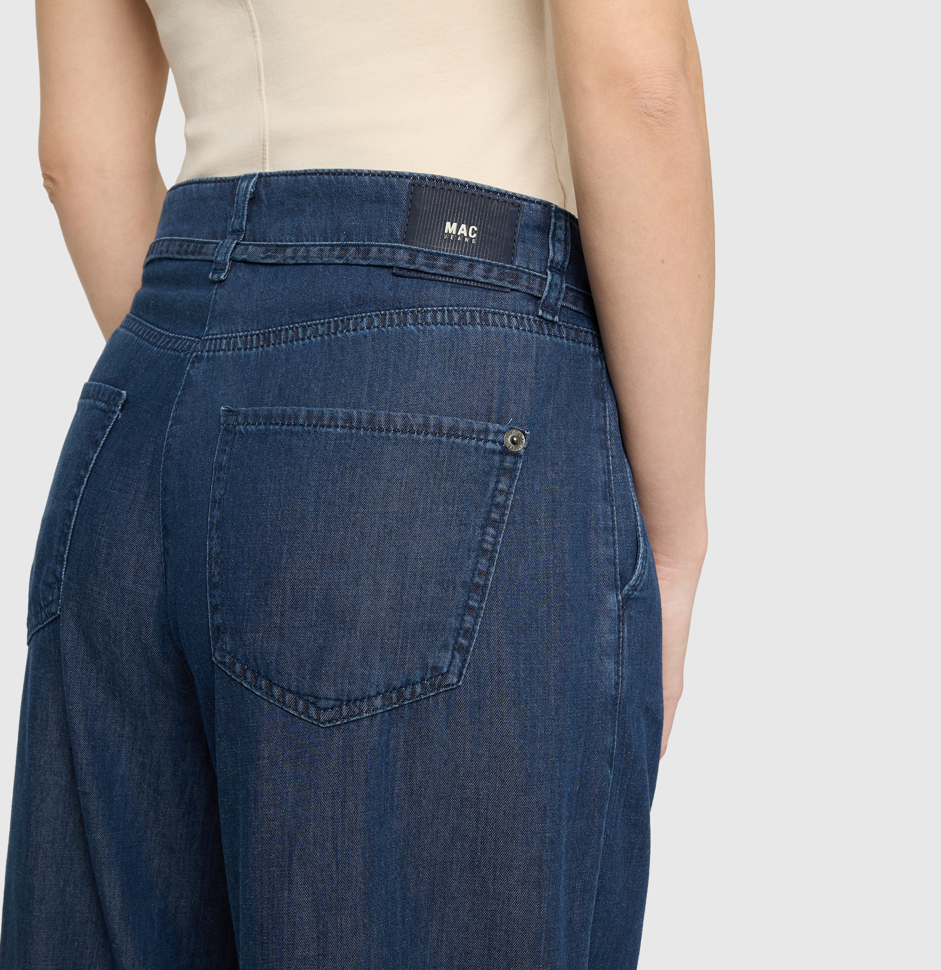 Wide, flowing jeans with lyocell. | WENDY | simply blue wash | Detailed view 2 of model