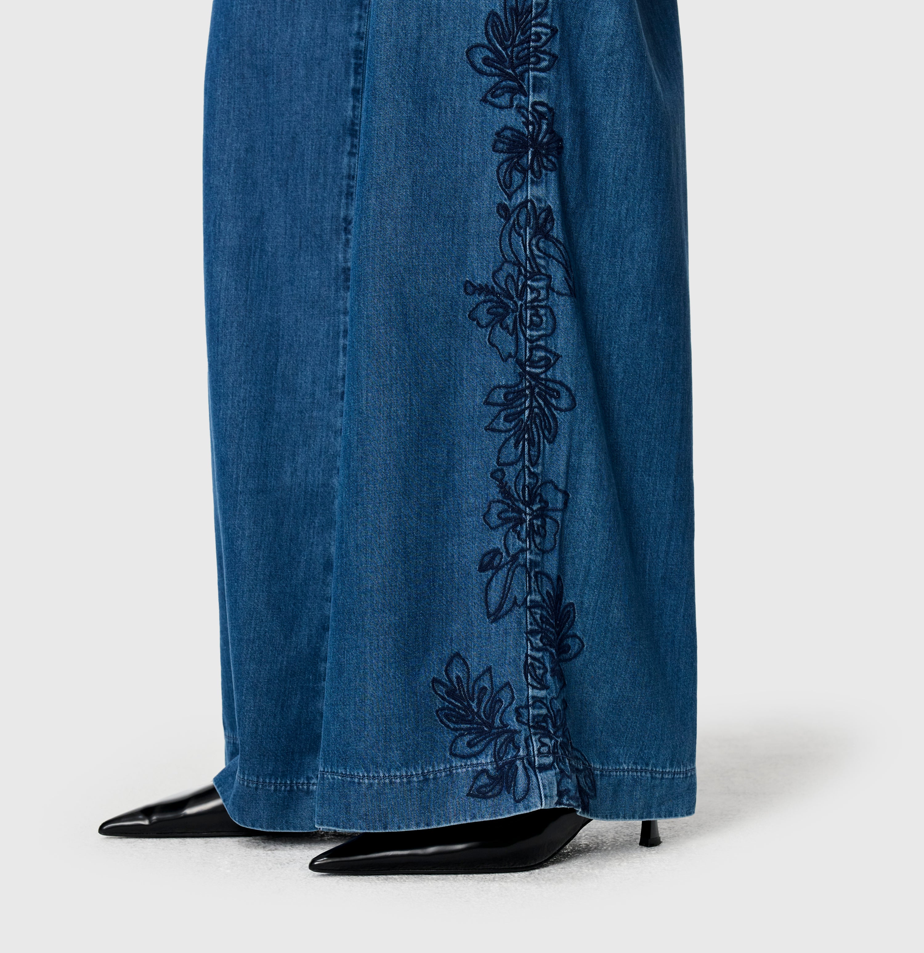 Light, wide jeans with floral embroideries. | WENDY embro | mid blue heritage wash | Detailed view 2 of model