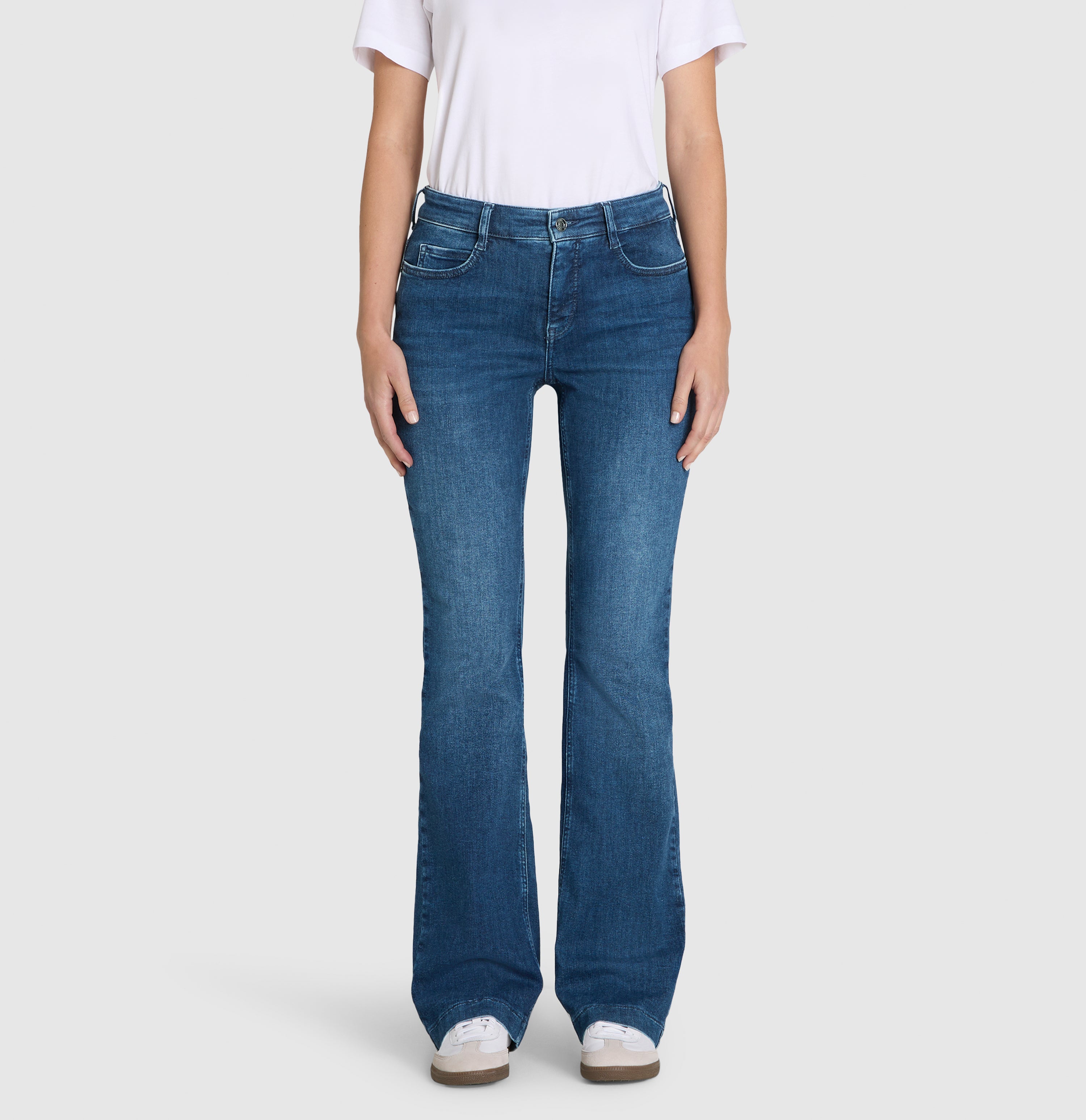 Figure-shaping boot cut jeans with an authentic look. | S-NAME | S-FBBZ | Front view of model
