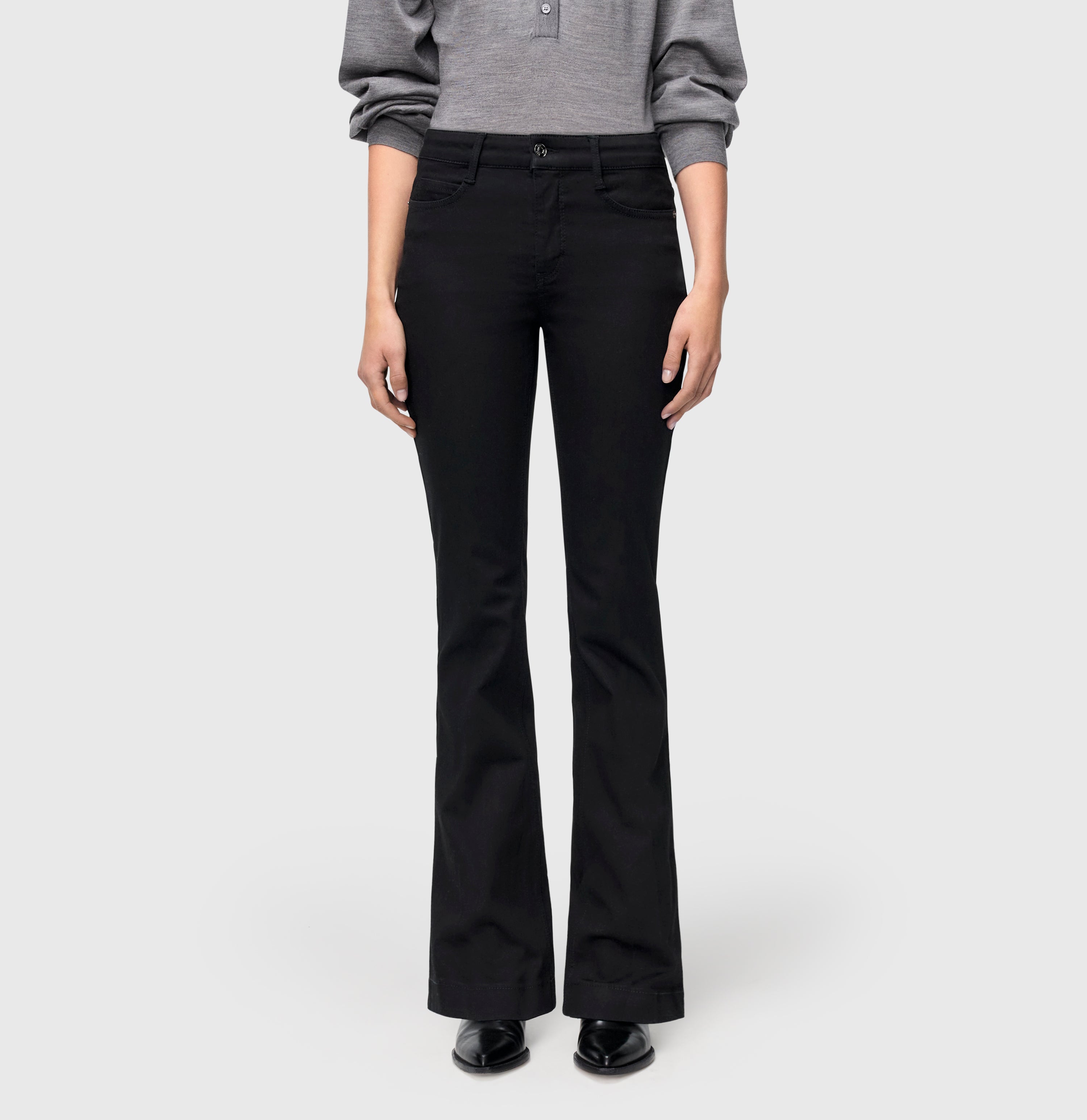Figure-shaping boot cut jeans with an authentic look. | S-NAME | S-FBBZ | Side view of model