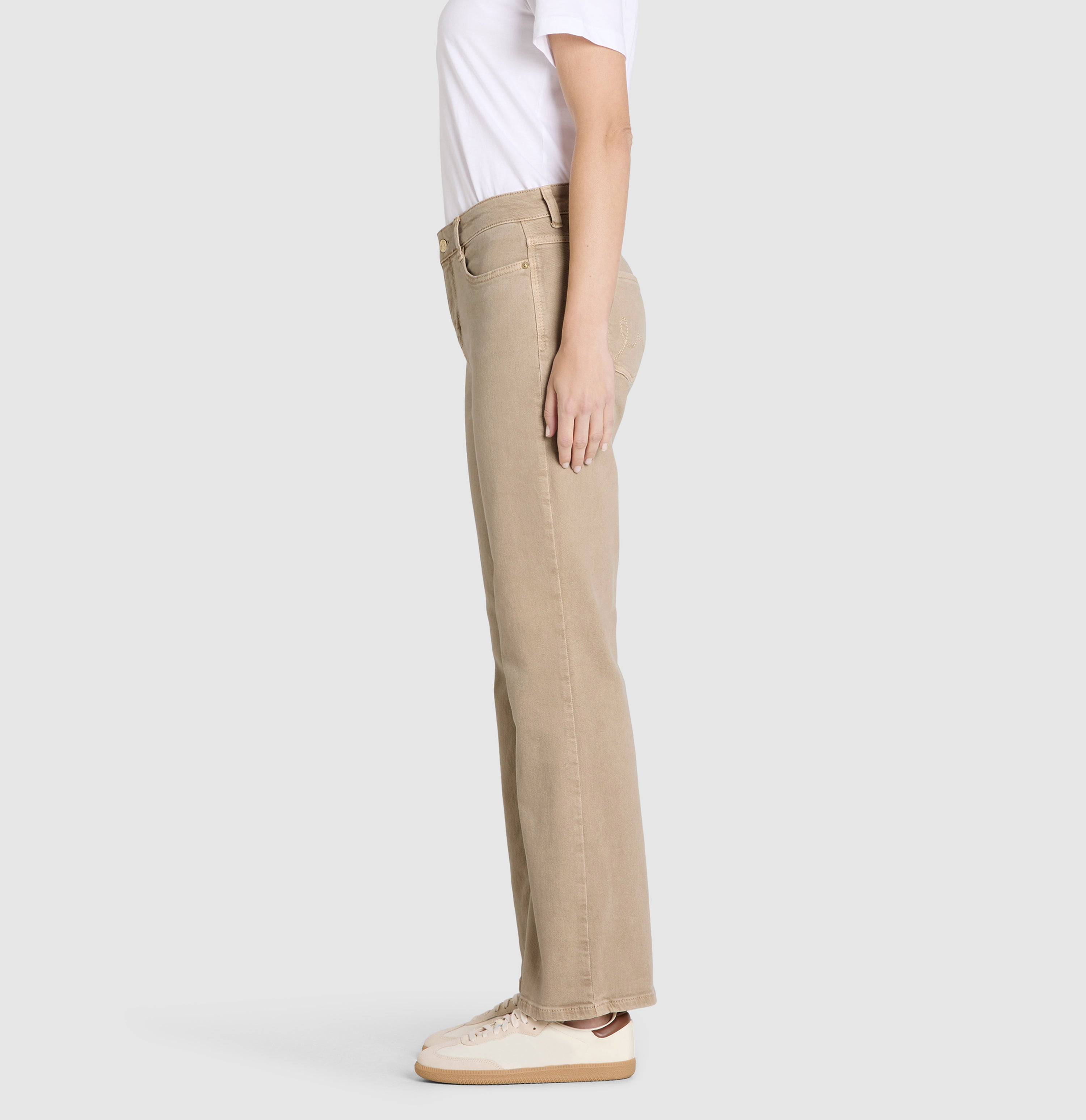 Flared jeans made of comfortable colour denim. | LAURA | string | Side view of model