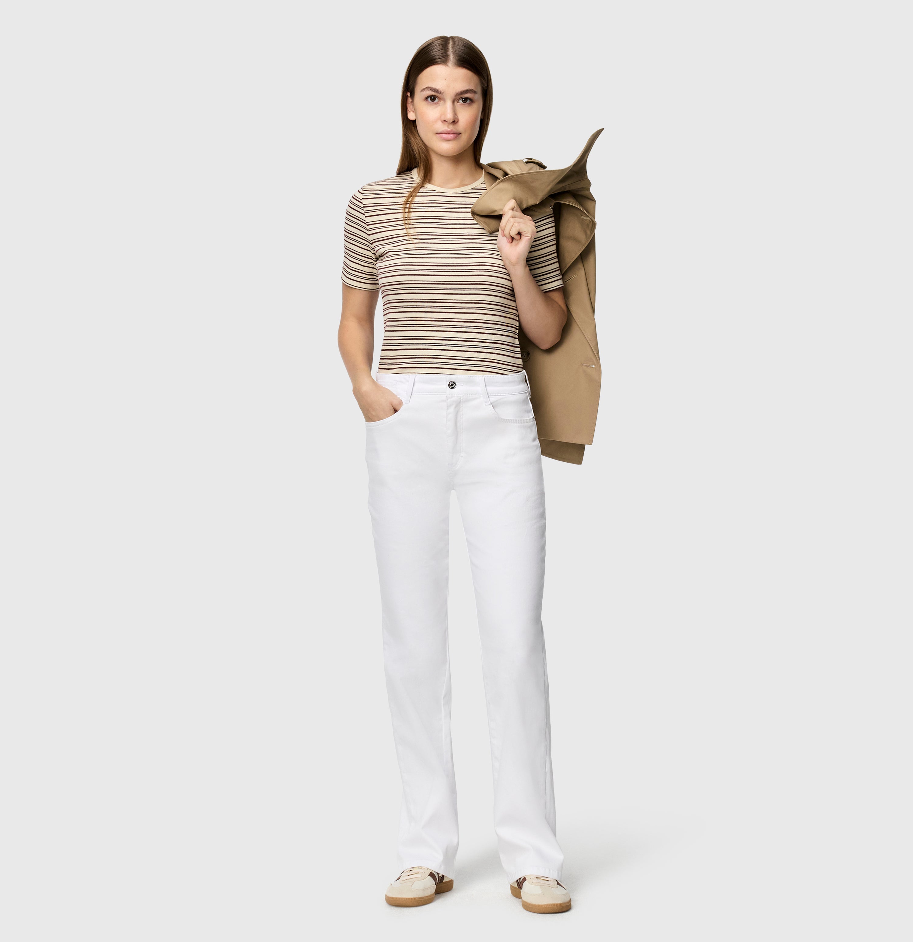 Flared fit made from high-stretch gabardine. | LAURA | white | Full-body of model