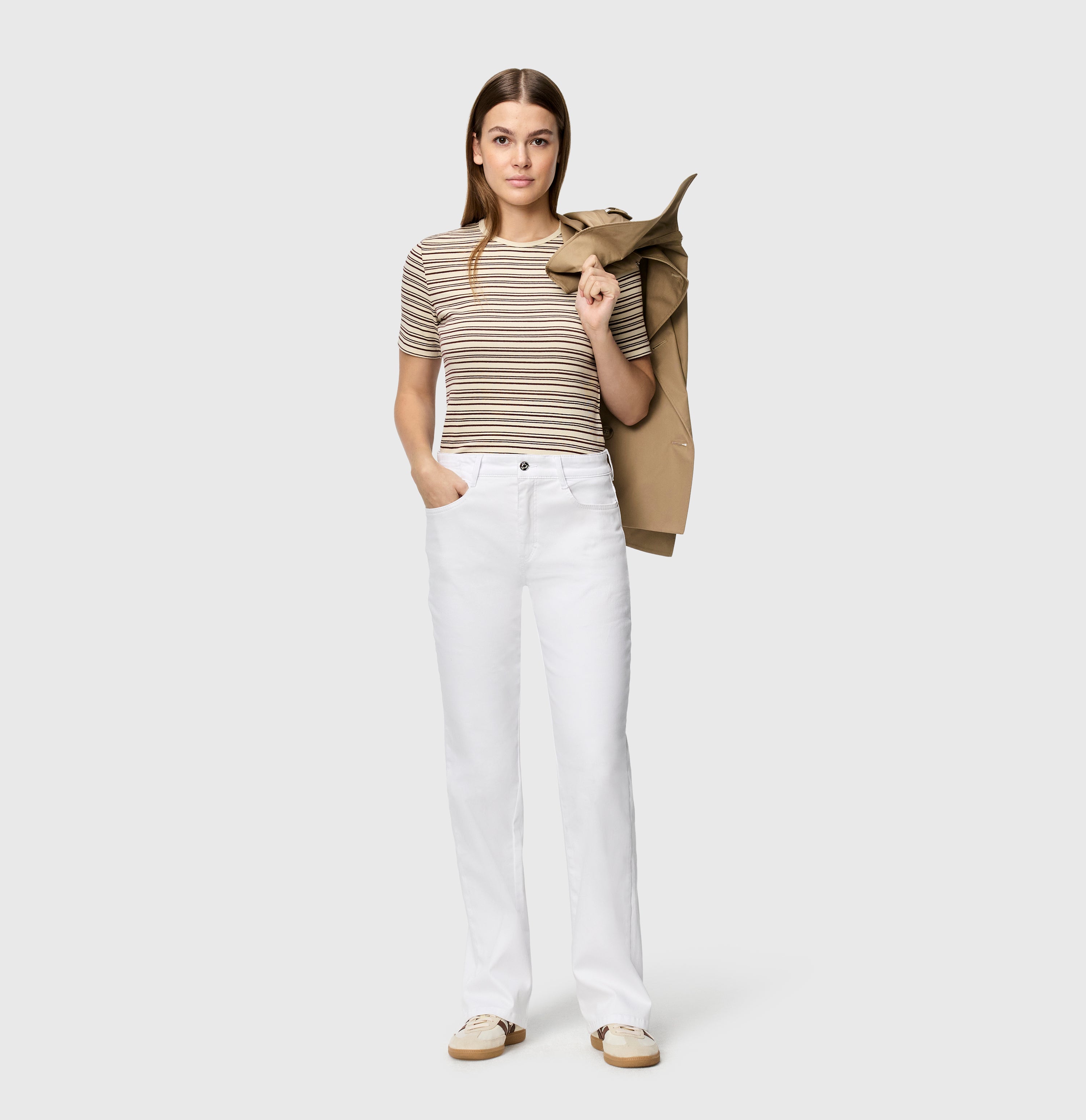 Flared fit made from high-stretch gabardine. | LAURA | white | Full-body of model