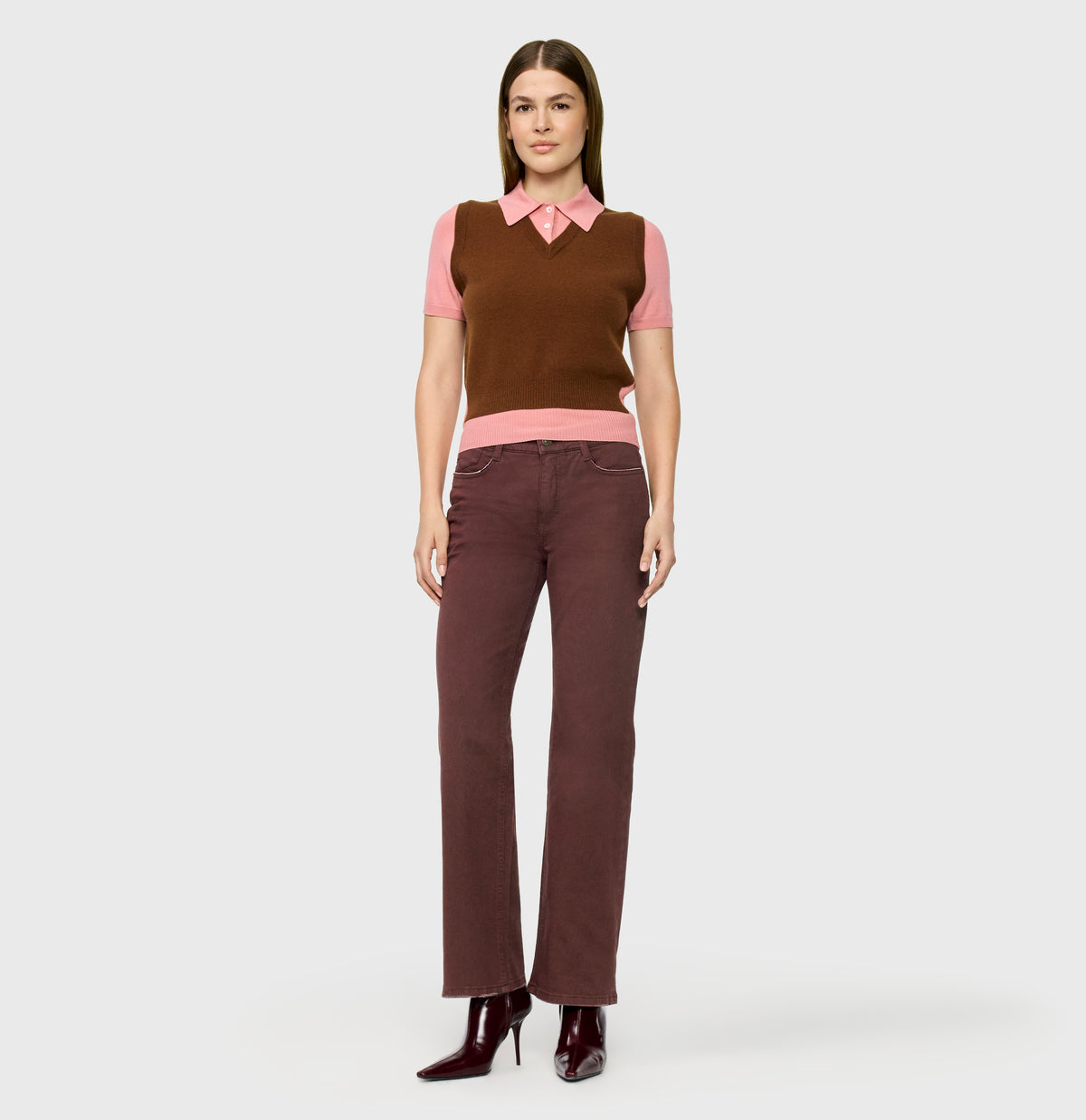 Flared trousers in a sporty cotton material. | LAURA | smoky purple | Full-body of model