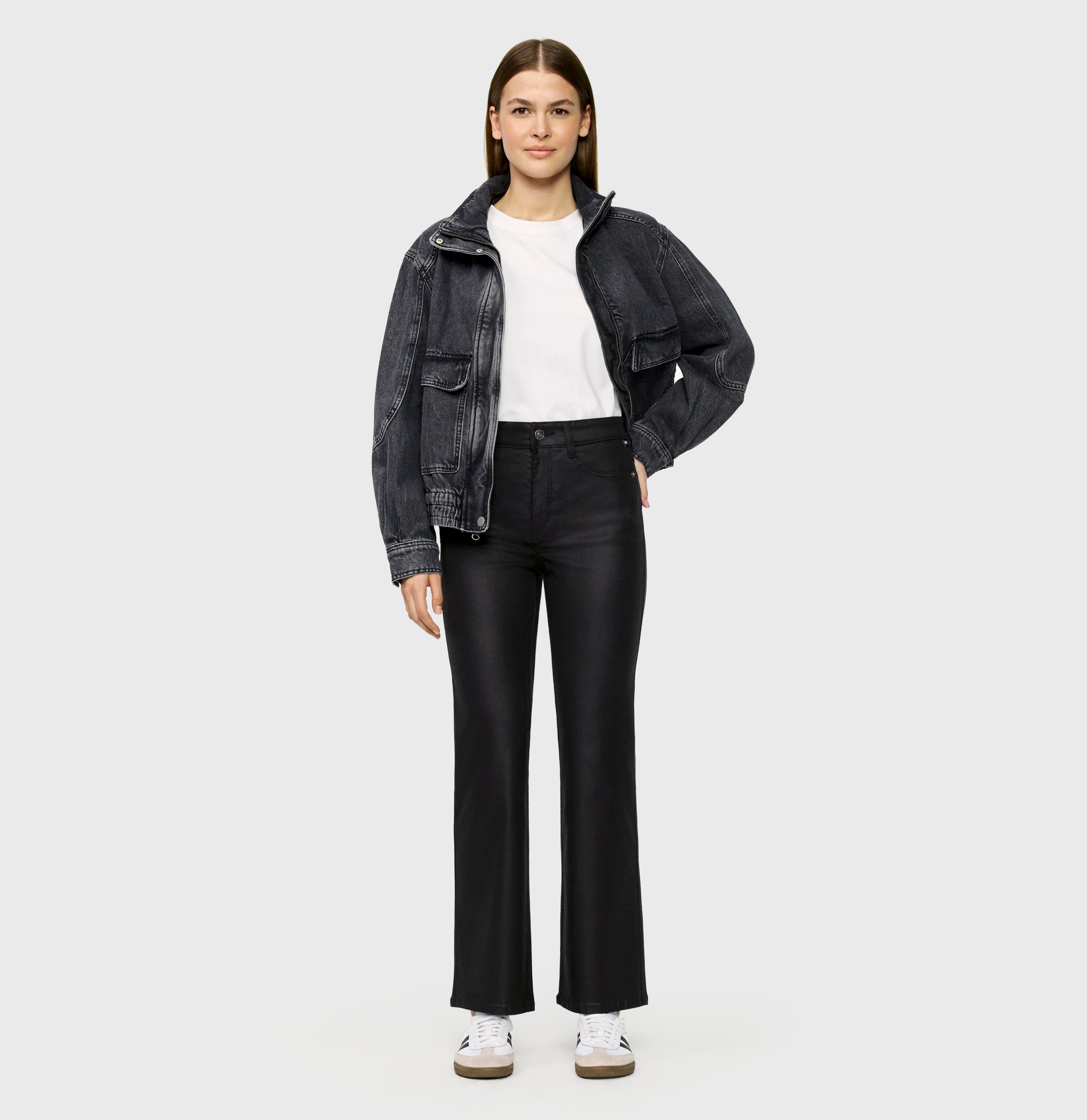  | LAURA | black | Full-body of model