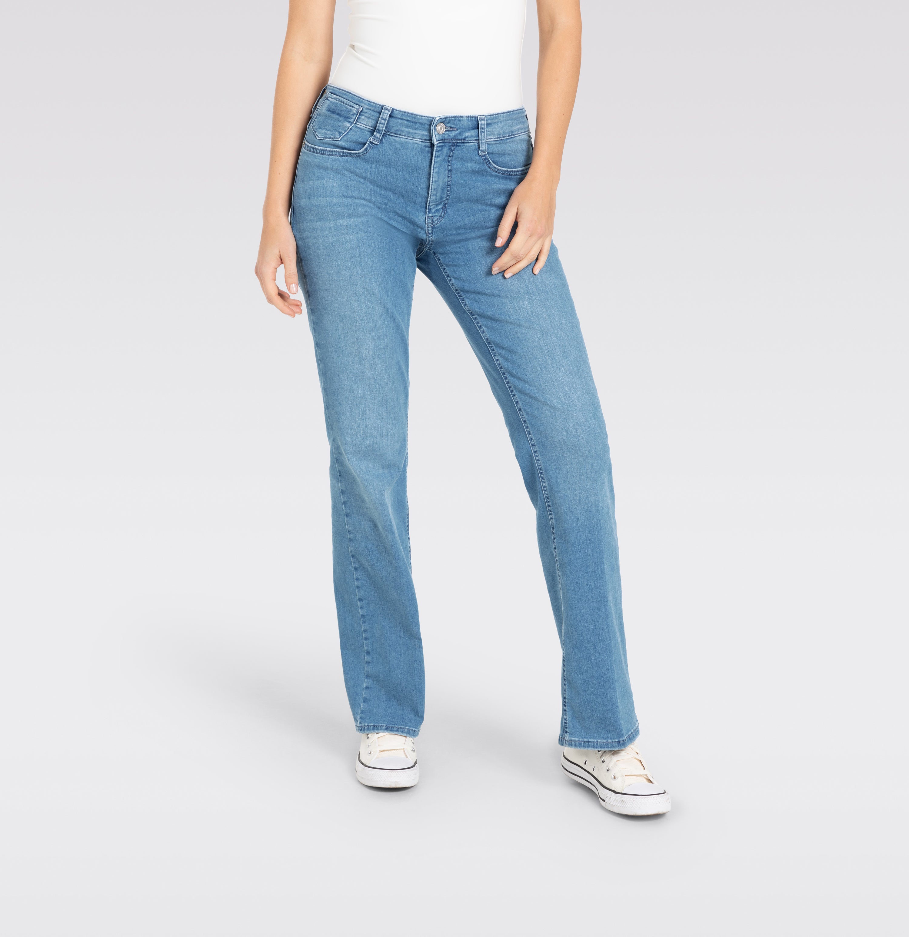 Comfortable flared jeans with seam details. | LAURA | authentic baby blue | Front view of model