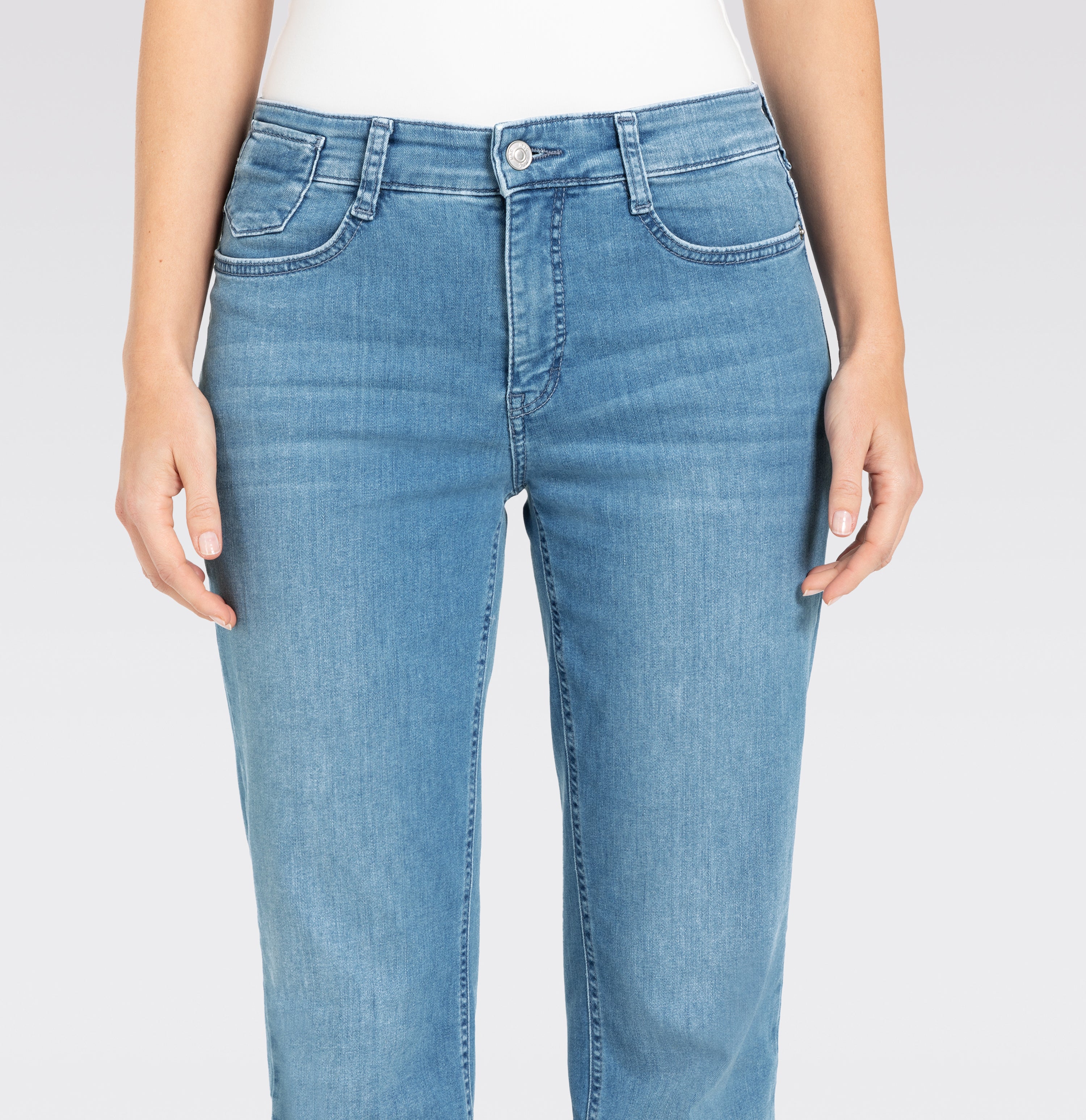 Comfortable flared jeans with seam details. | S-NAME | S-FBBZ | Side view of model