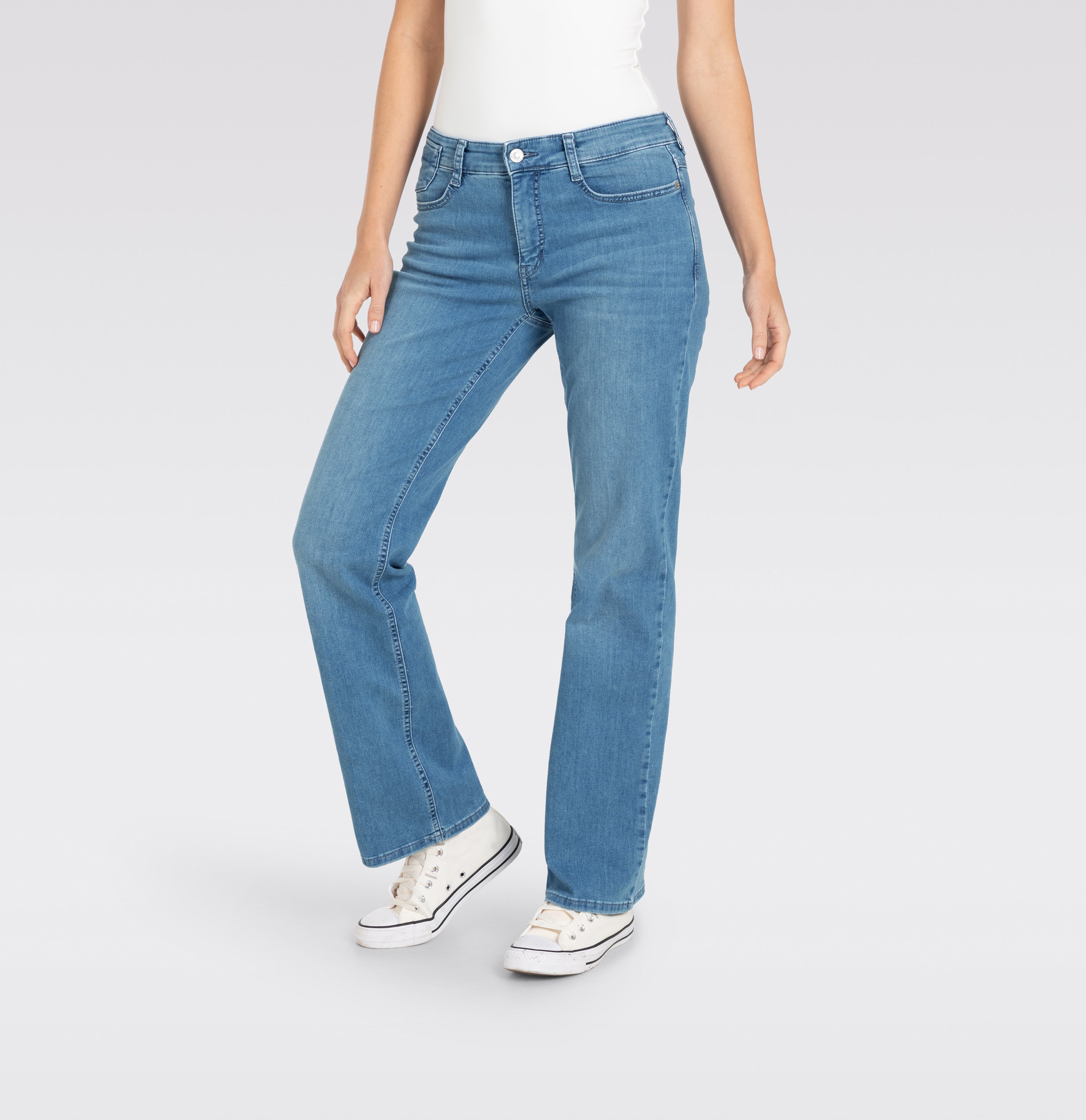 Comfortable flared jeans with seam details. | S-NAME | S-FBBZ | Detailed view 2 of model