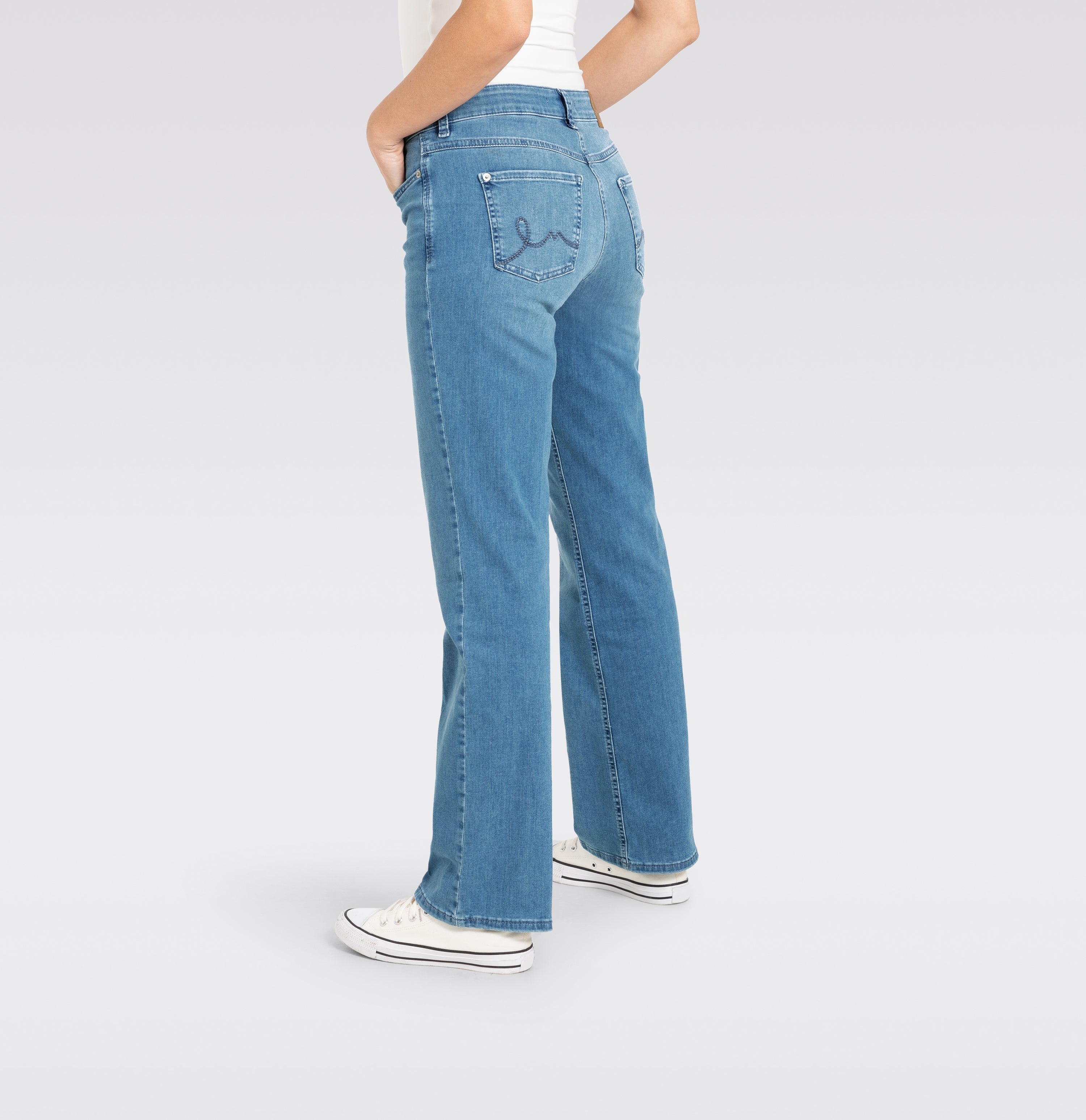 Comfortable flared jeans with seam details. | LAURA | authentic baby blue | Detailed view 3 of model