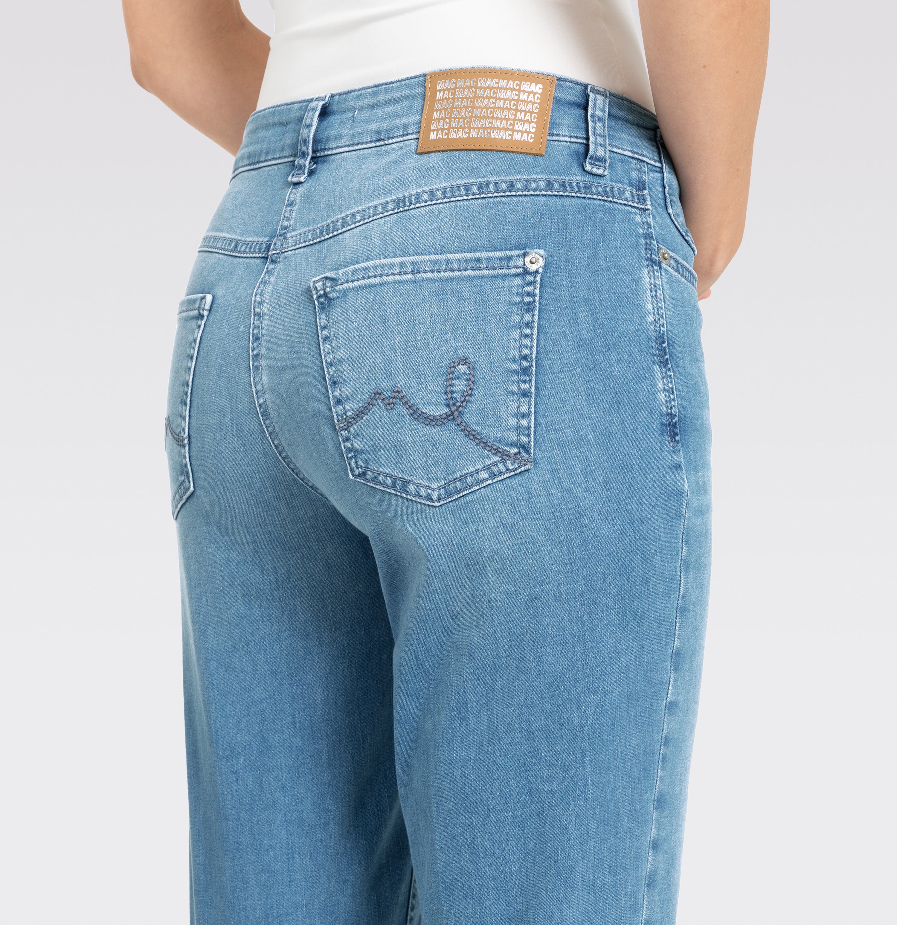 Comfortable flared jeans with seam details. | LAURA | authentic baby blue | Detailed view 4 of model