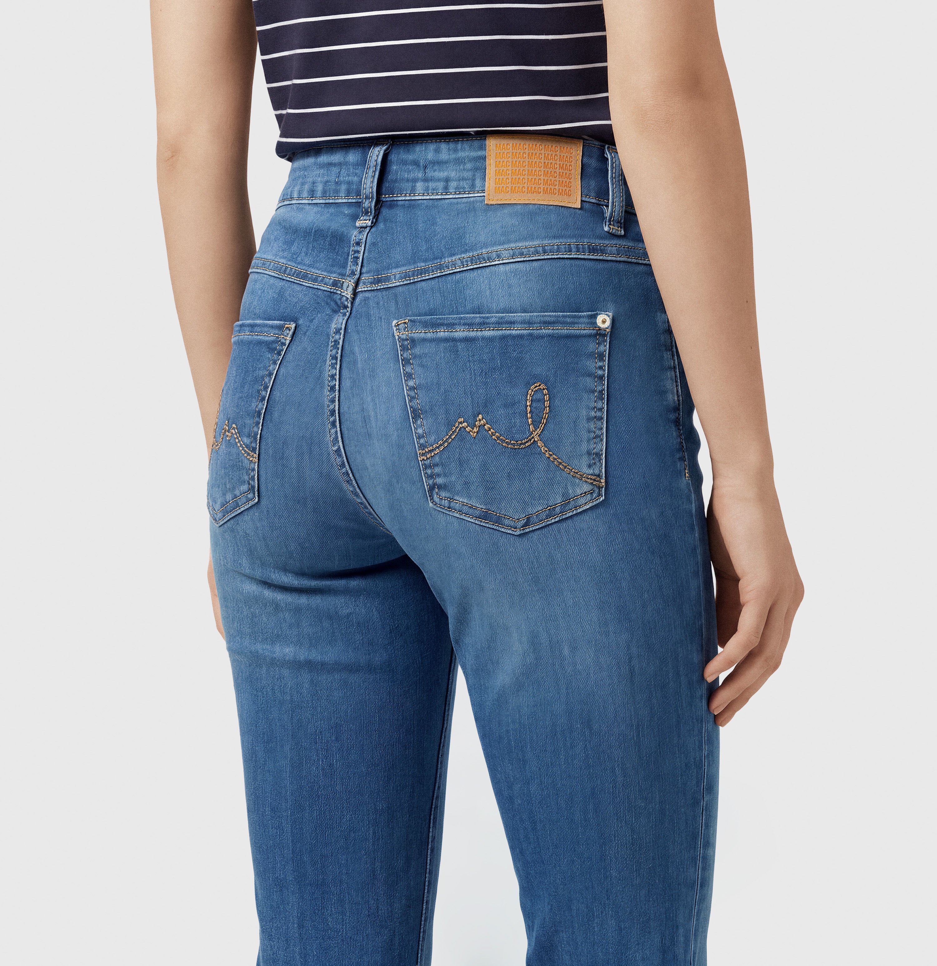 Flared jeans made of comfort stretch denim. | LAURA | mid blue use washed | Detailed view 2 of model