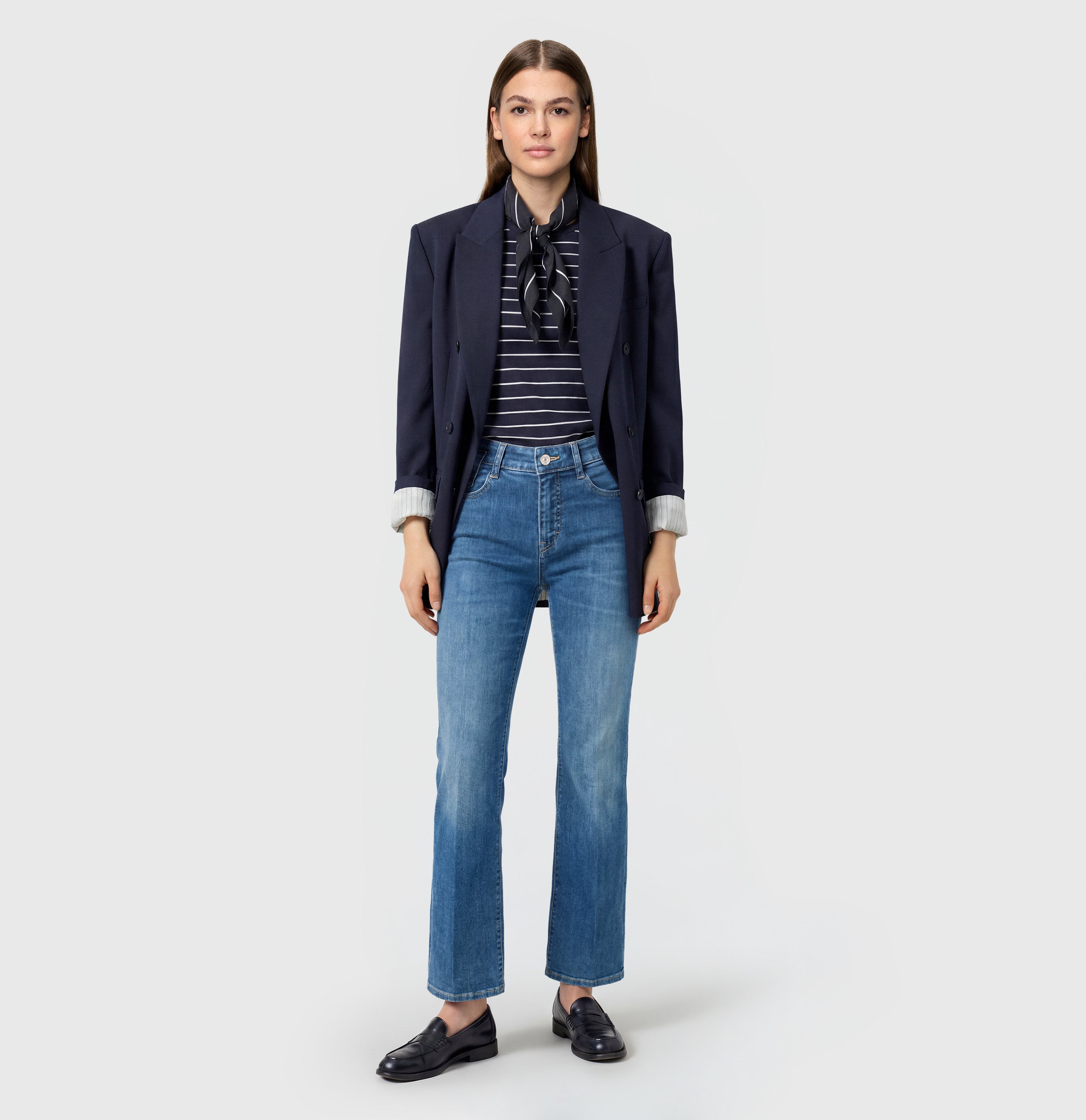 Flared jeans made of comfort stretch denim. | LAURA | mid blue use washed | Full-body of model