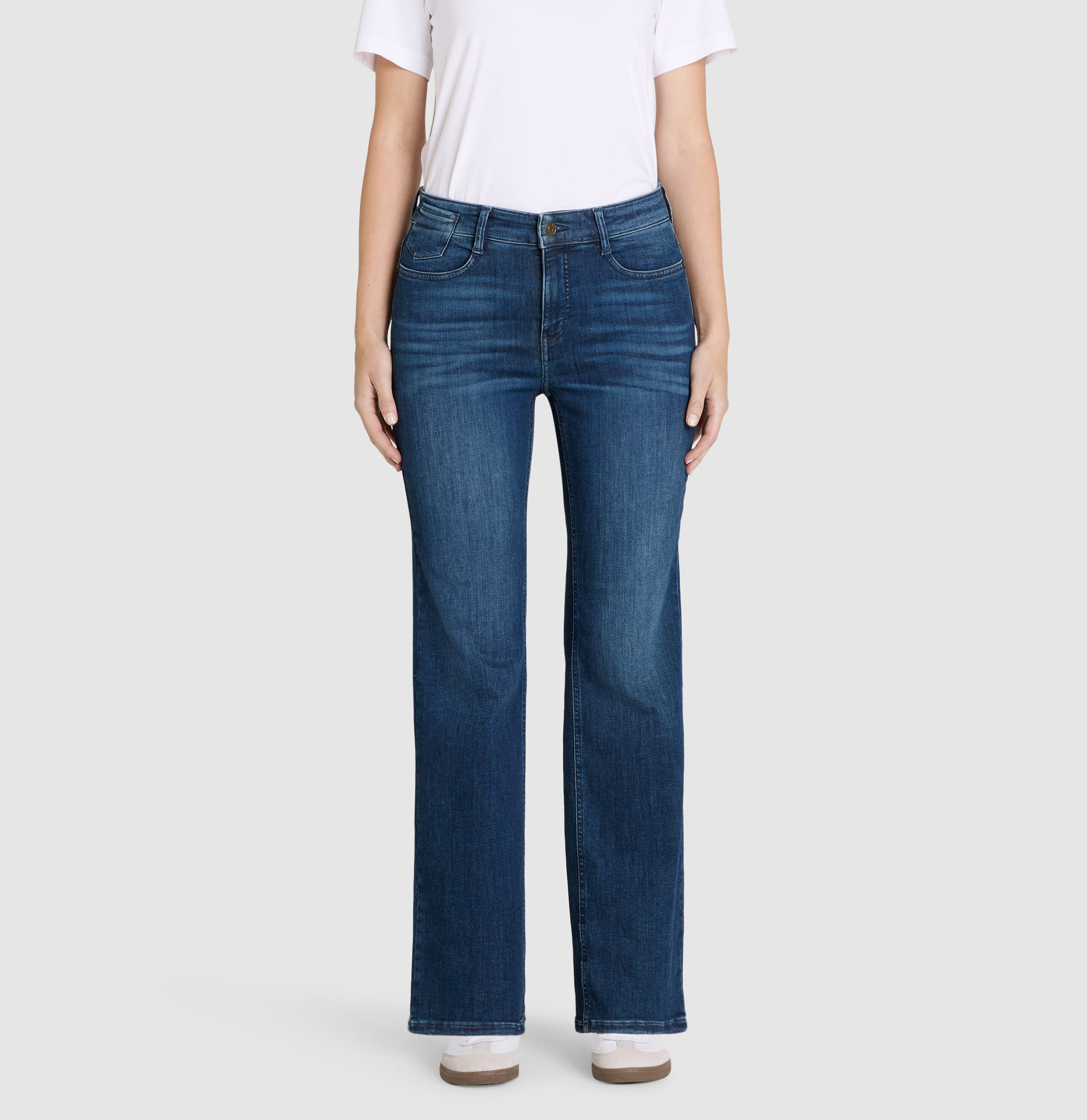 Flared jeans in a comfortable fabric. | LAURA | trendy vintage blue | Front view of model