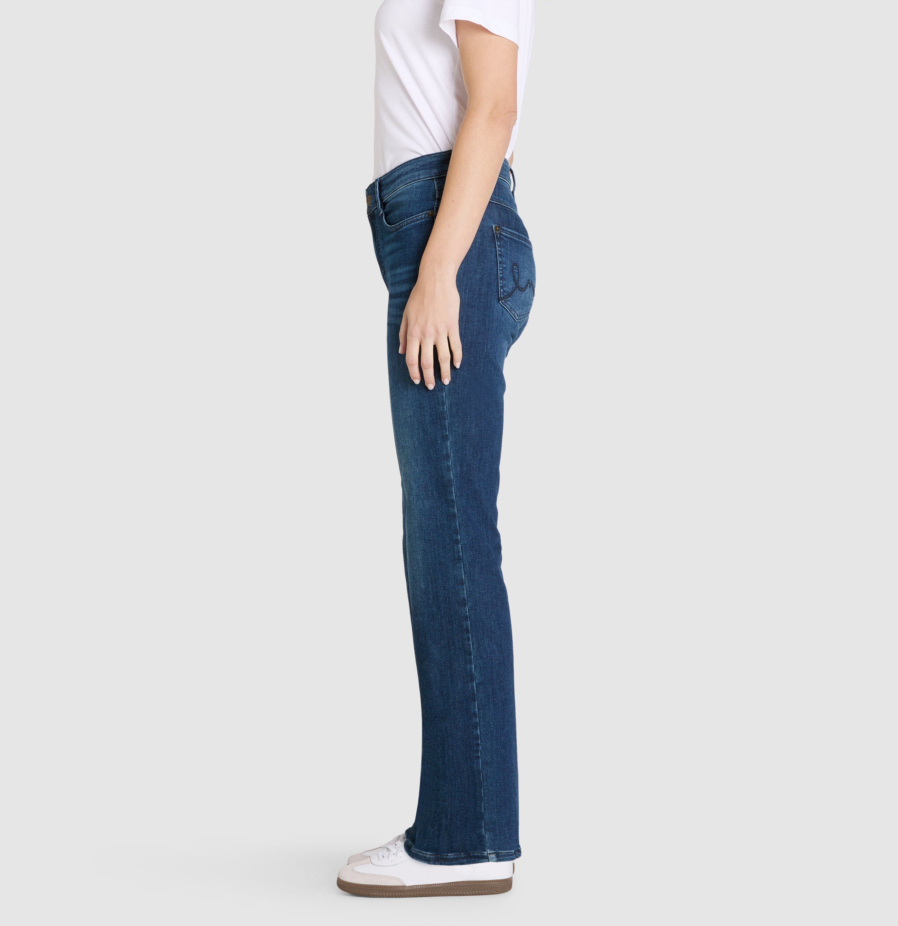 Comfortable flared jeans with seam details. | LAURA | trendy vintage blue | Side view of model