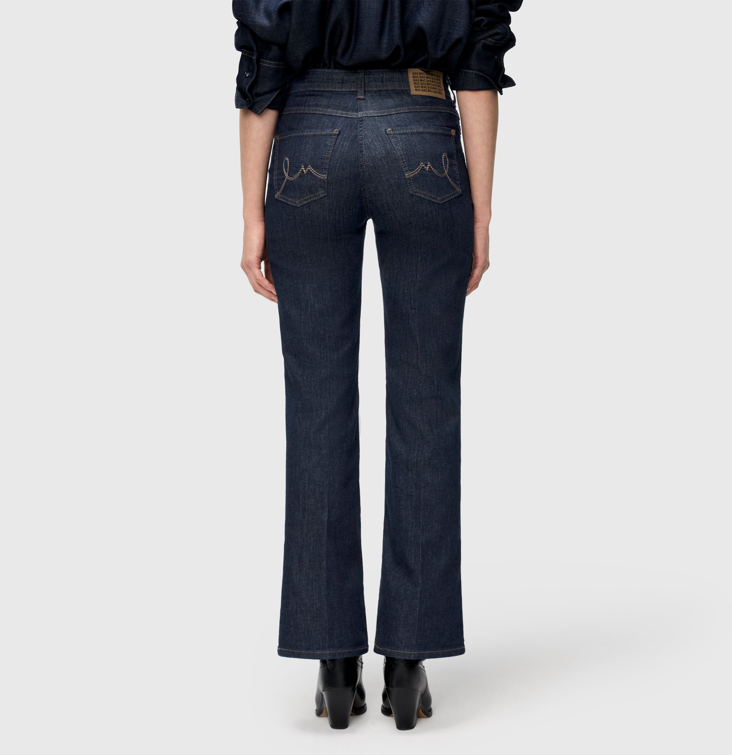 Comfortable flared jeans with seam details. | S-NAME | S-FBBZ | Back view of model