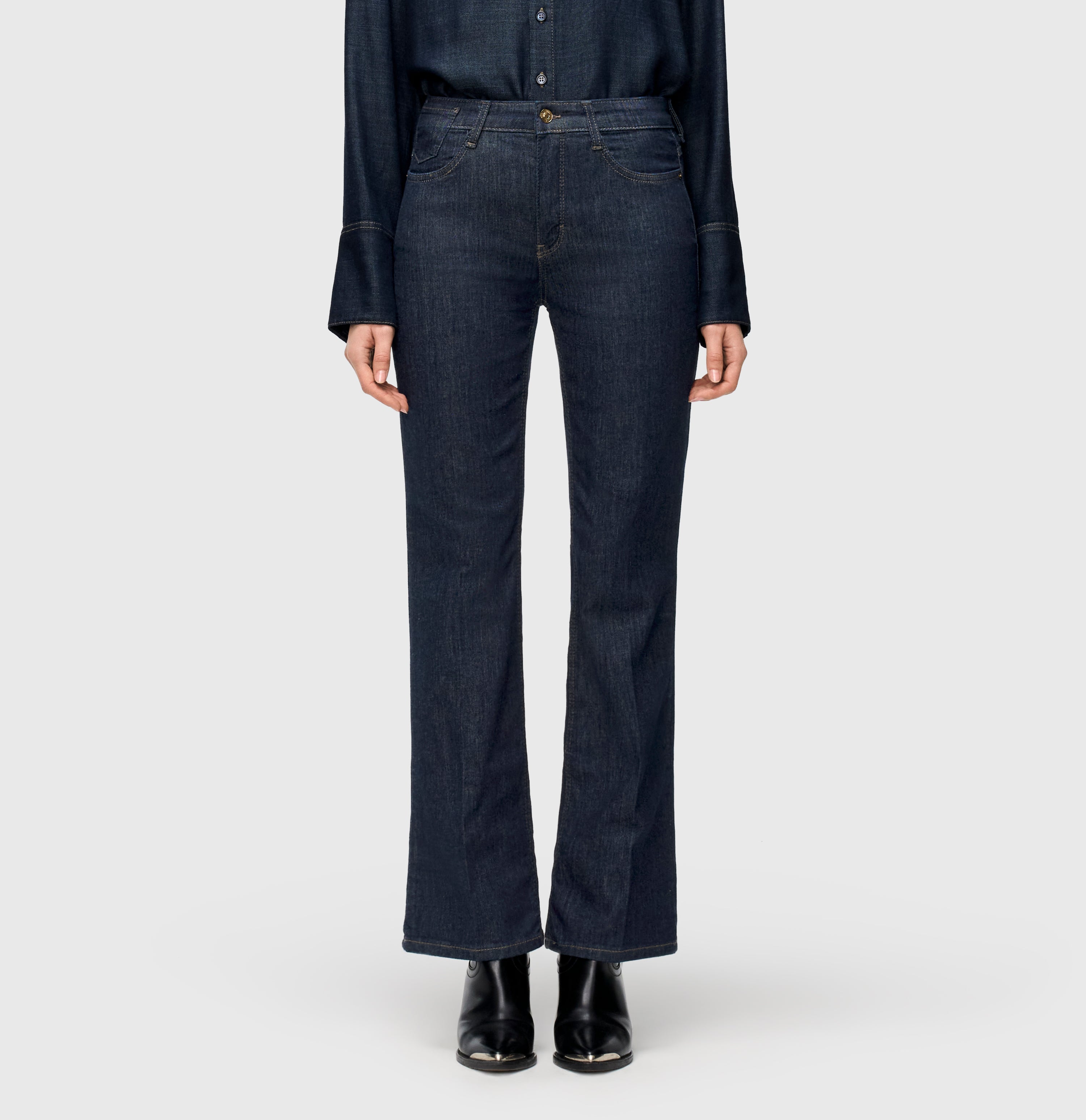 Comfortable flared jeans with seam details. | S-NAME | S-FBBZ | Side view of model