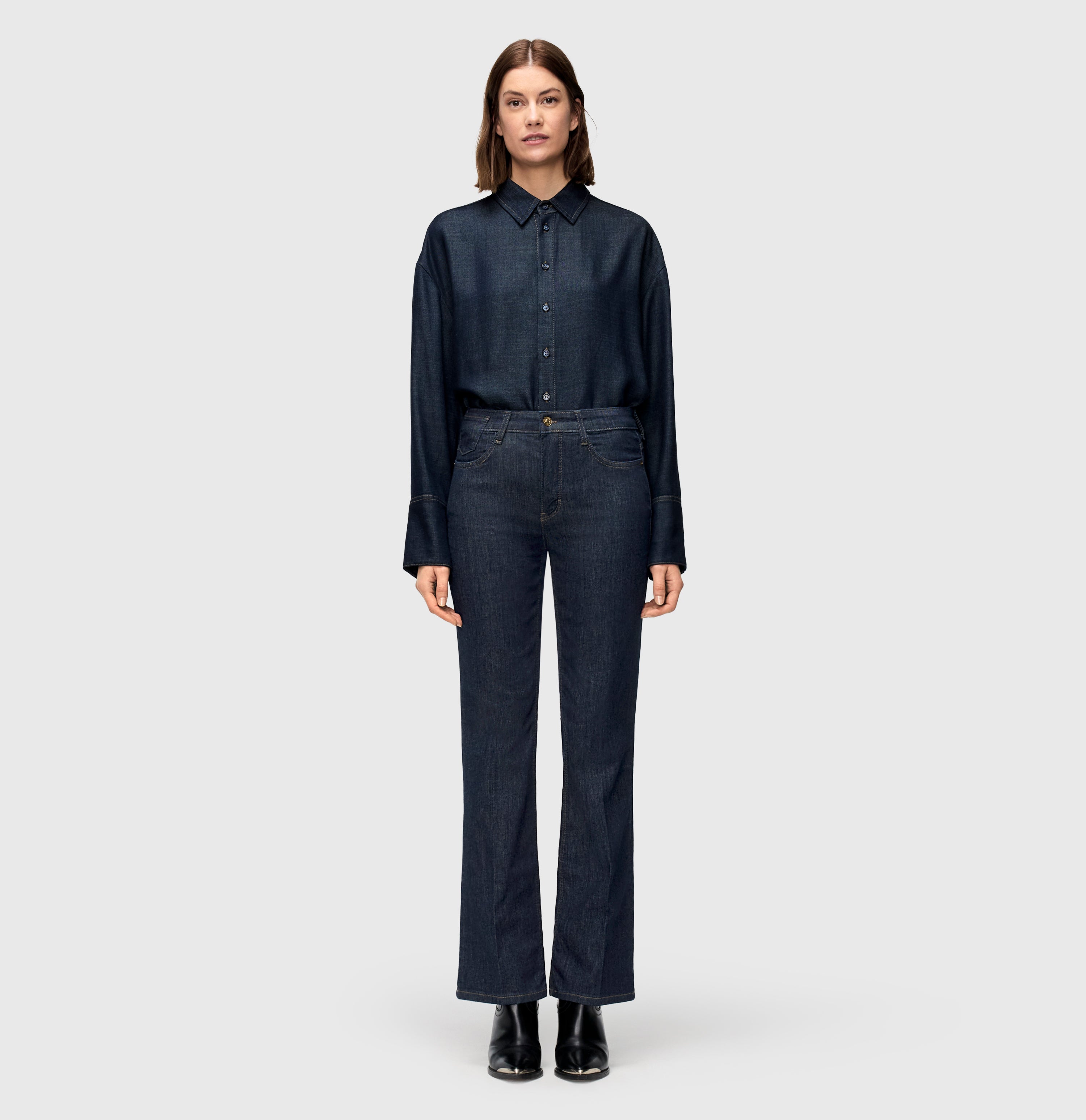 Comfortable flared jeans with details. | LAURA | fashion rinsed | Full-body of model