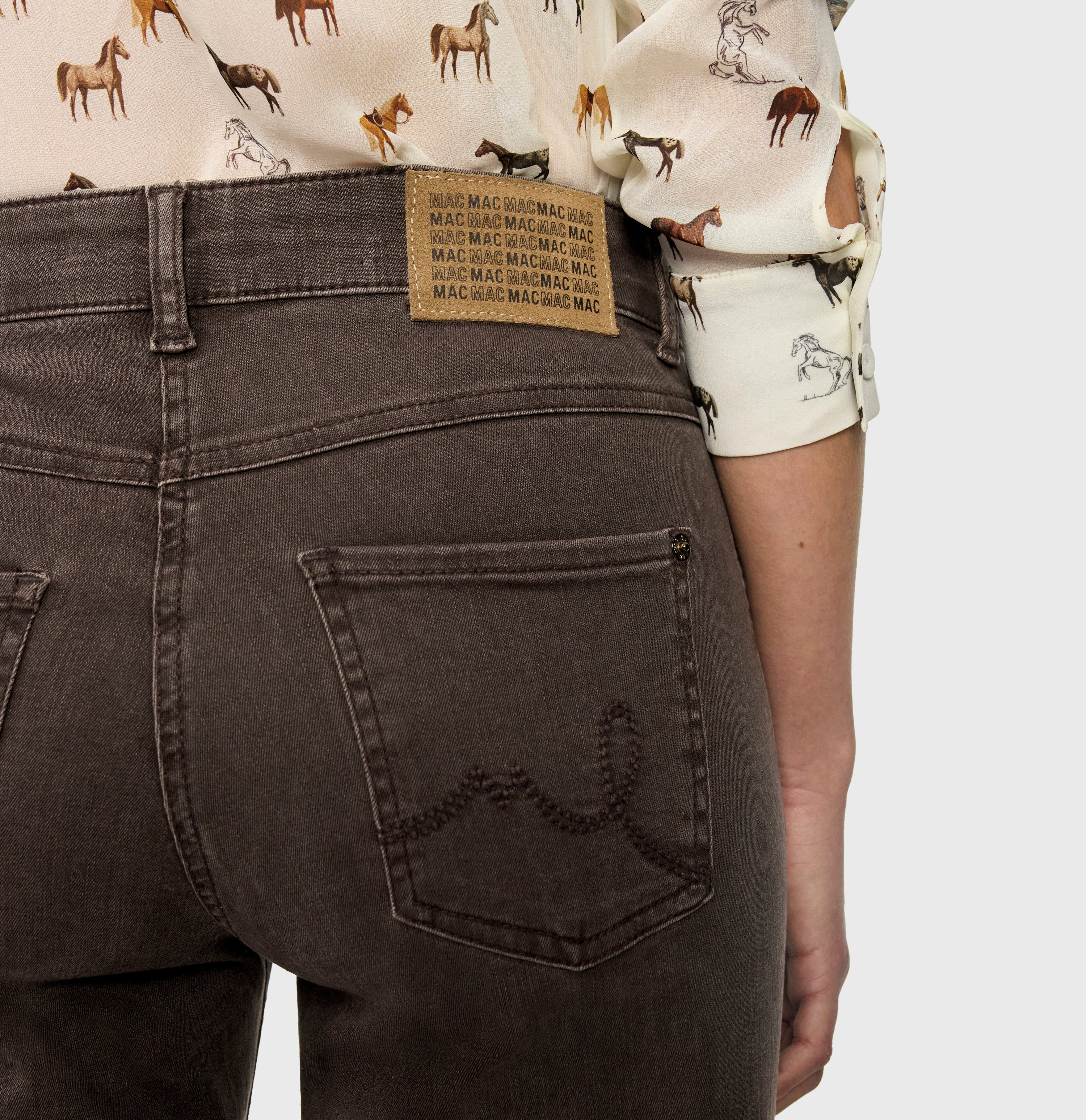 Flared jeans with seam details. | LAURA | brown stone wash | Detailed view 2 of model