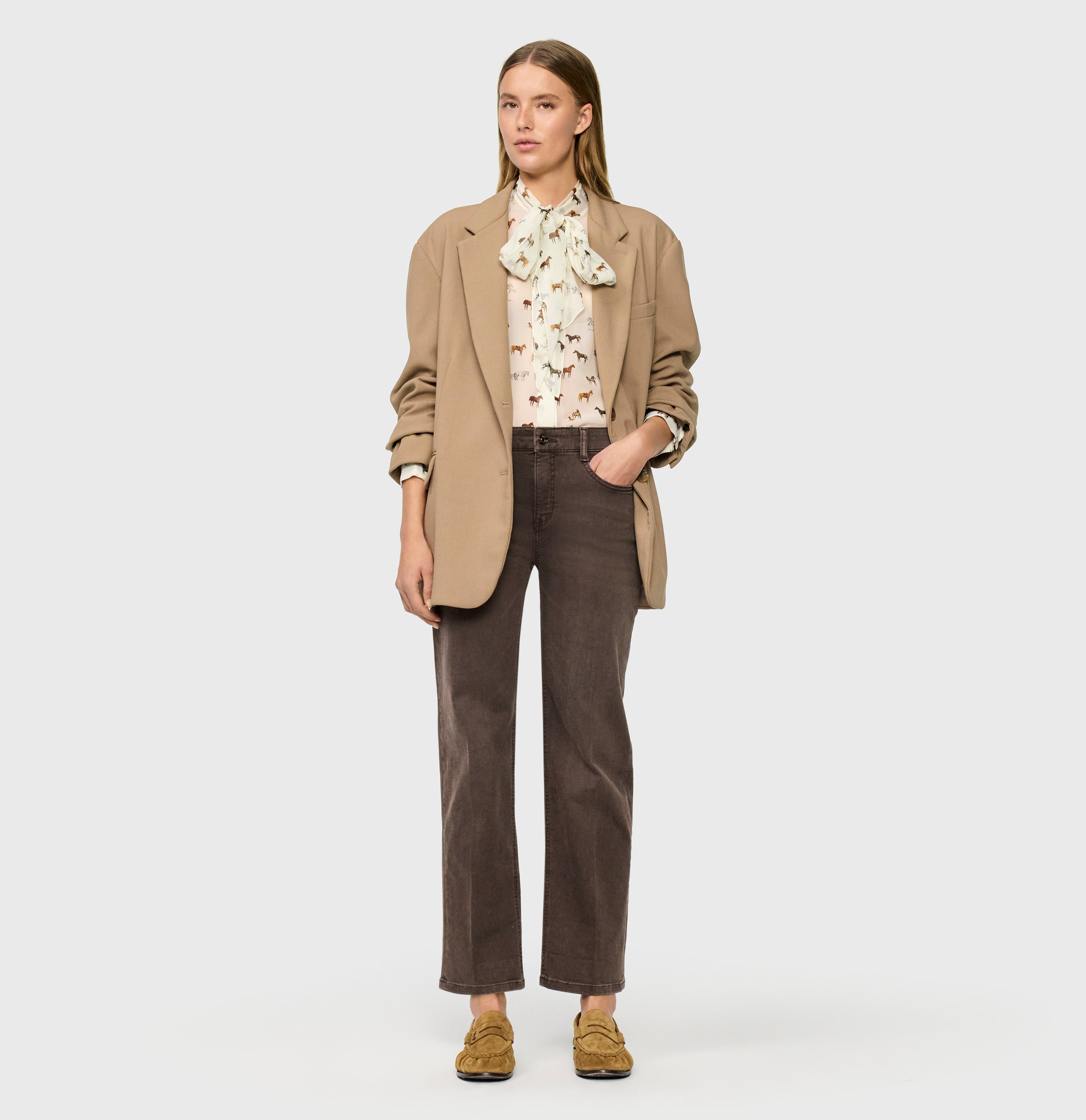 Flared jeans with seam details. | LAURA | brown stone wash | Full-body of model