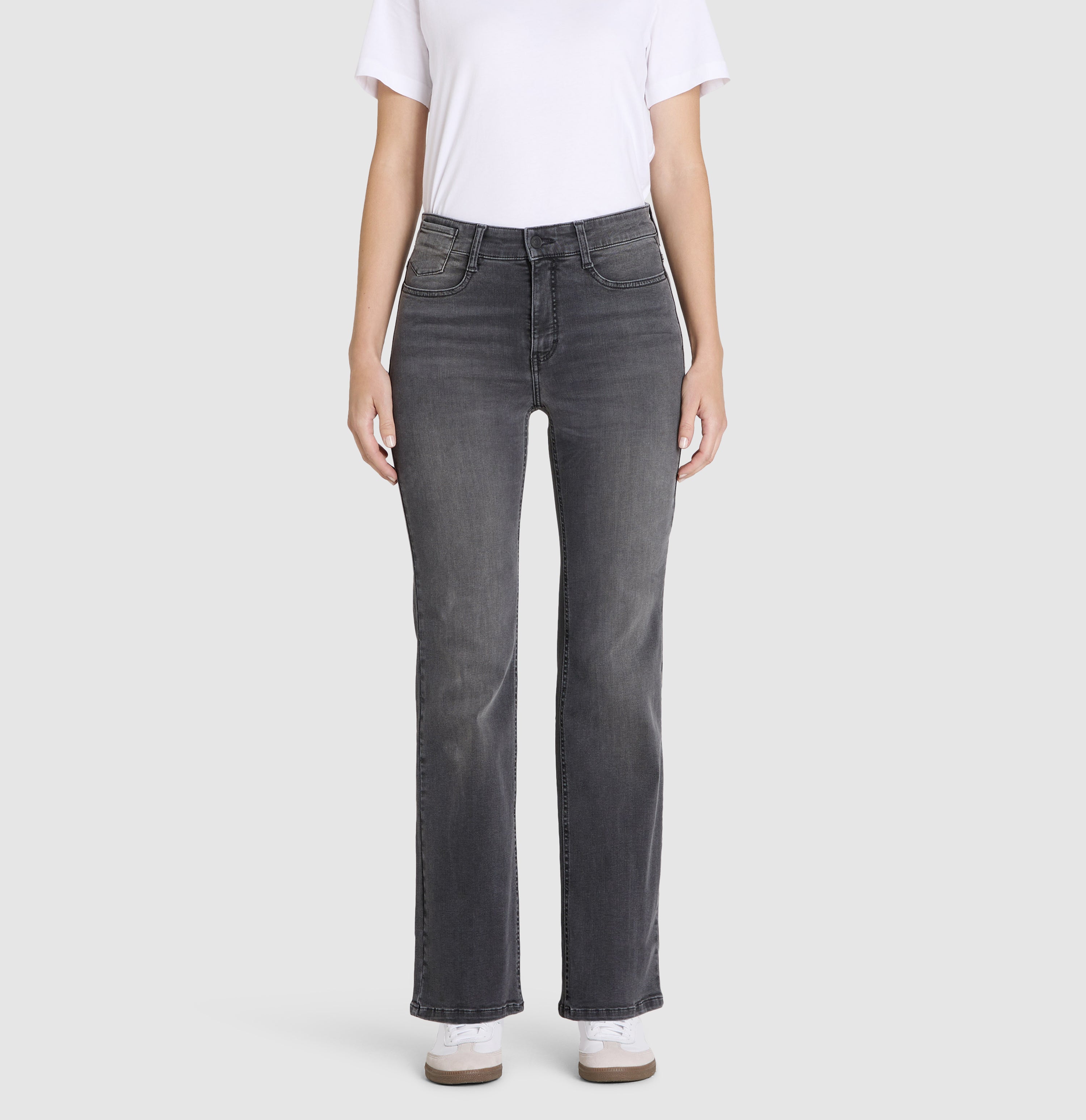 Comfortable flared jeans with details. | LAURA | authentic carbon wash | Front view of model