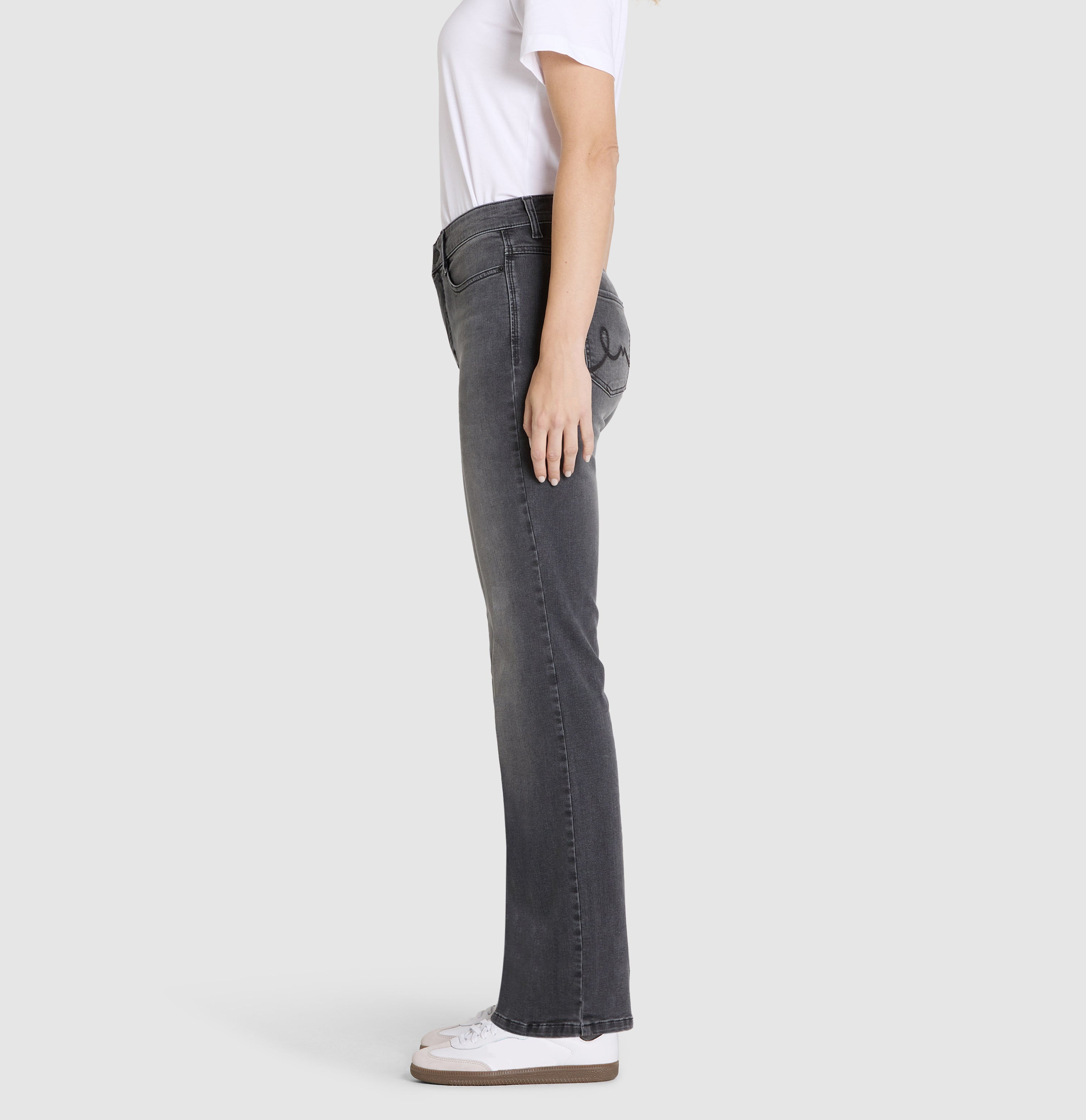 Comfortable flared jeans with seam details. | LAURA | authentic carbon wash | Side view of model