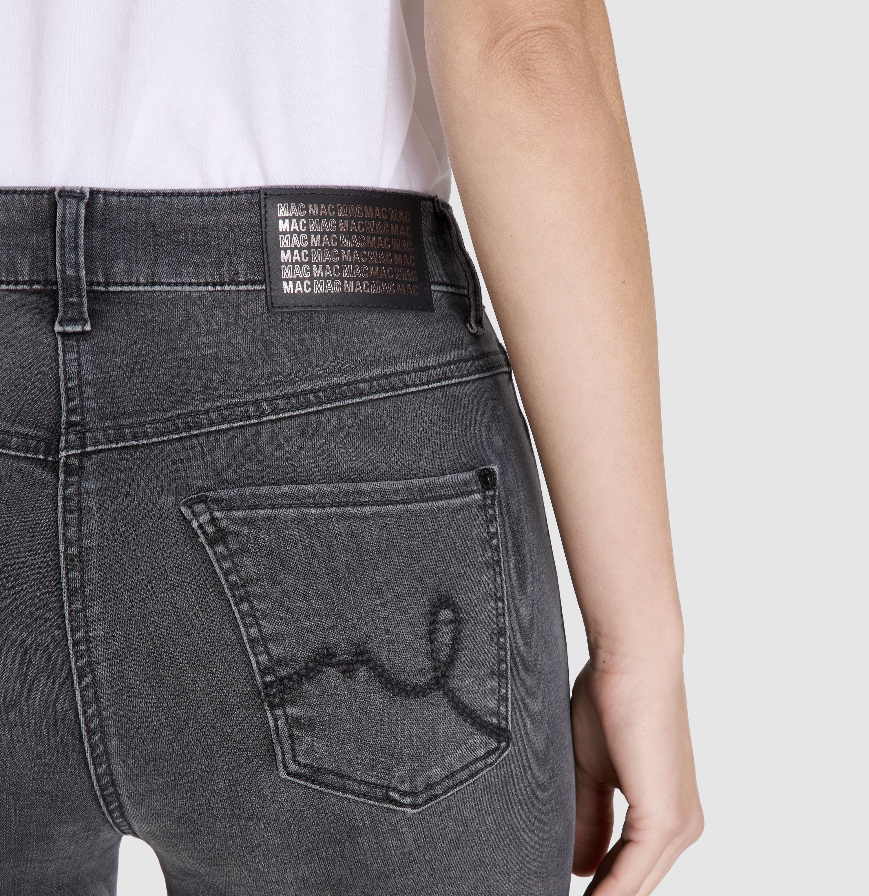 Comfortable flared jeans with details. | LAURA | authentic carbon wash | Detailed view 2 of model